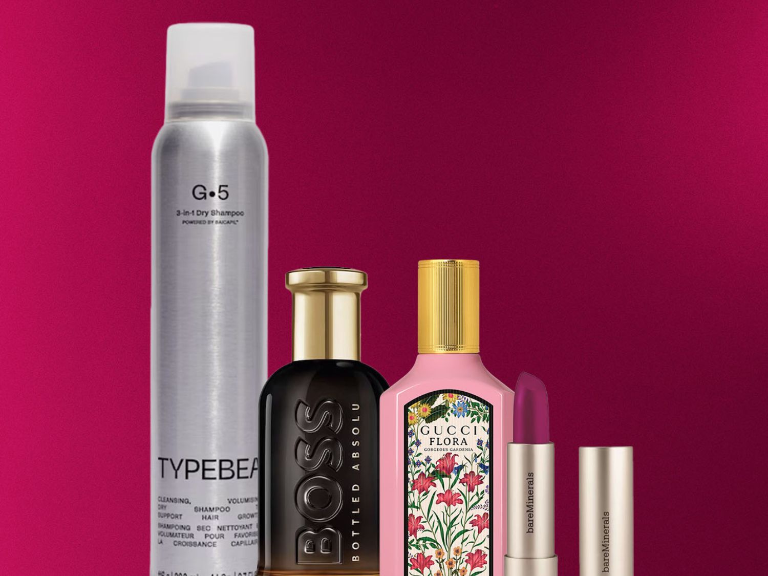 Na snímku je kolekce kosmetických produktů, včetně suchého šamponu Typebea G.5 ve stříbrné lahvičce, parfému Boss Bottled Absolu v tmavé lahvičce, parfému Gucci Flora a rtěnky bareMinerals v růžovém odstínu.