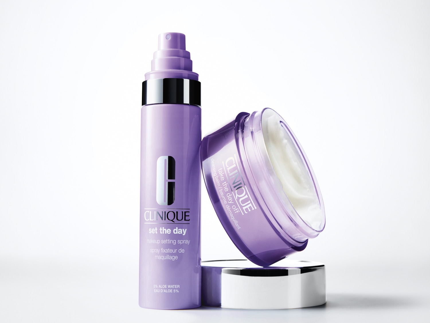 Voici le spray fixateur de maquillage Clinique 'set the day' et le baume démaquillant 'take the day off' dans leurs emballages violets distinctifs.
