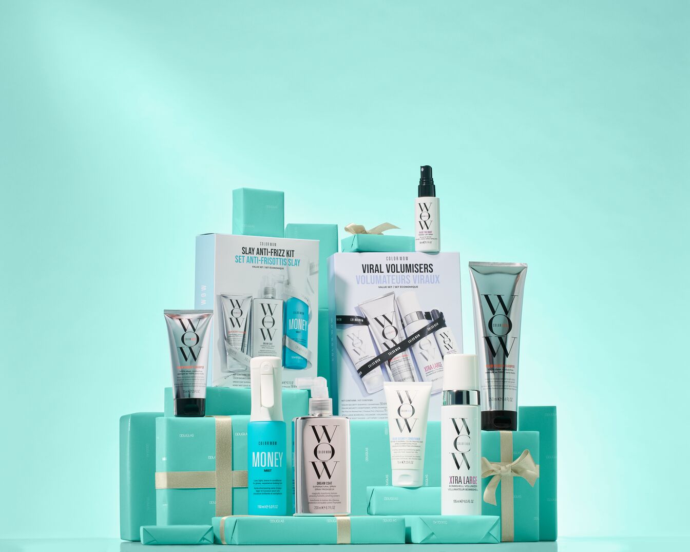 Scopri i kit Color Wow: Slay Anti-Frizz per capelli perfetti e Viral Volumisers per un volume incredibile, presentati su confezioni regalo turchesi.