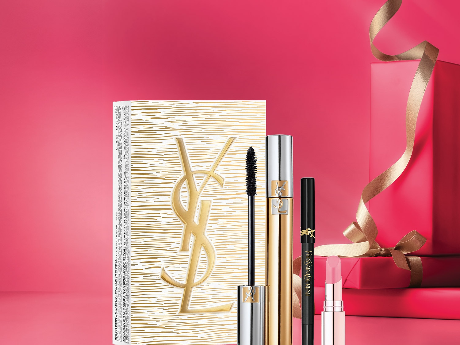 Découvrez le coffret cadeau Yves Saint Laurent, comprenant mascara, crayon pour les yeux et rouge à lèvres, le tout dans un emballage doré élégant, parfait pour offrir ou se faire plaisir.