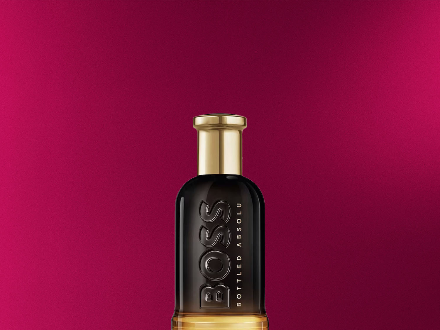 Flakón BOSS Bottled Absolute s čiernym prechodom a zlatým hrdlom na fialovom pozadí.
