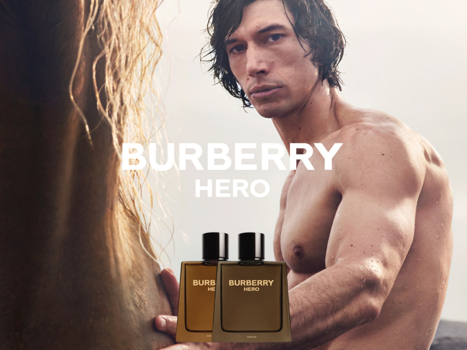 El anuncio de Burberry Hero presenta a un hombre musculoso junto a un caballo, con el frasco de perfume marrón en primer plano.