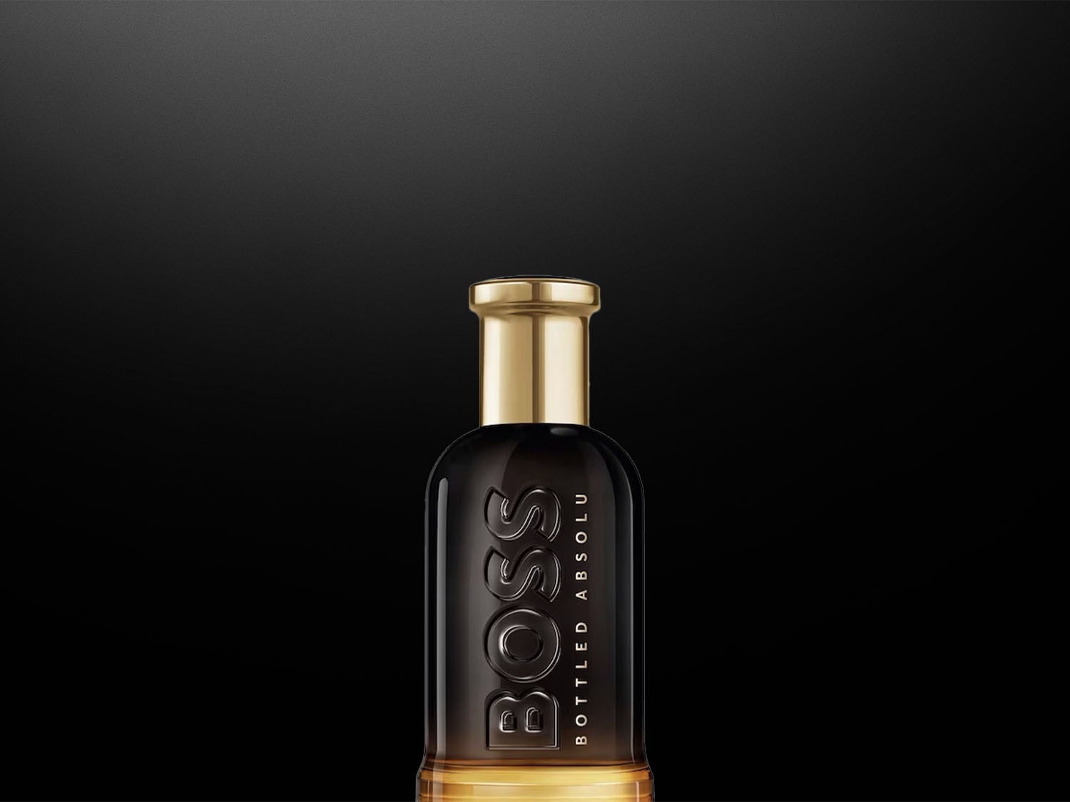 Lahvička parfému BOSS Bottled Absolu má zlatý uzávěr a hnědý flakon s názvem značky.