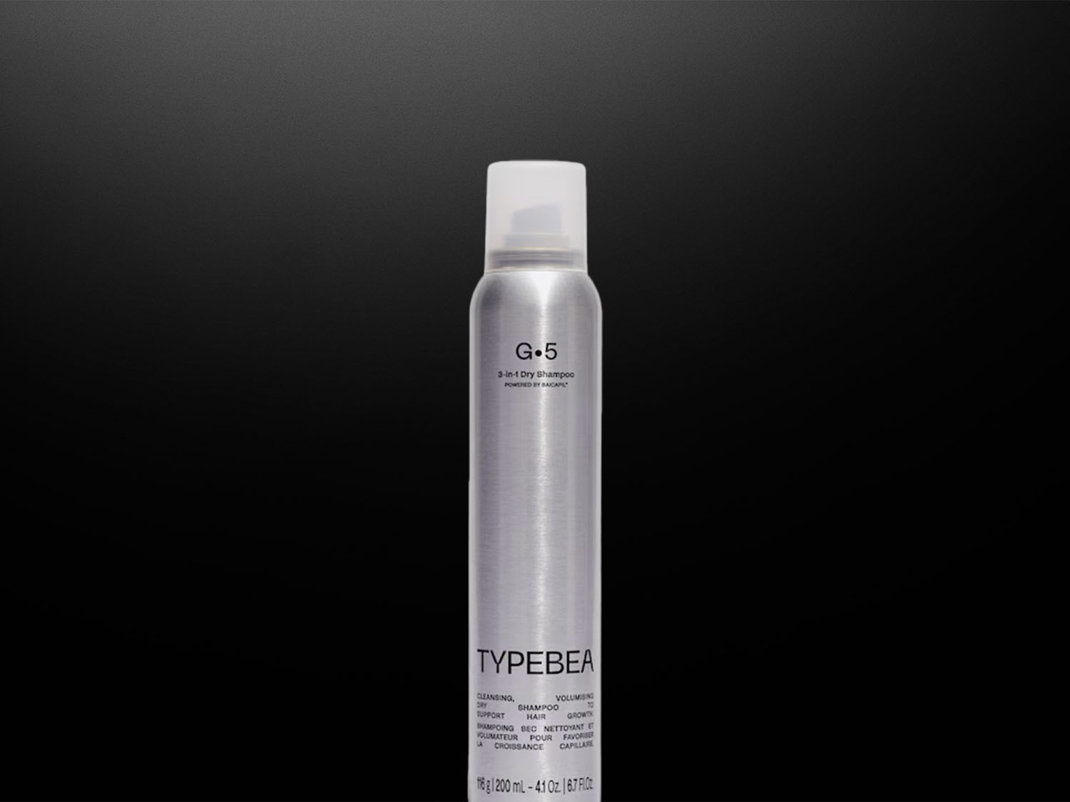 Strieborná fľaša suchého šampónu TYPEBEA G.5 3 v 1 s bielym vrchnákom sľubuje čistenie, podporu, objem a rast vlasov.