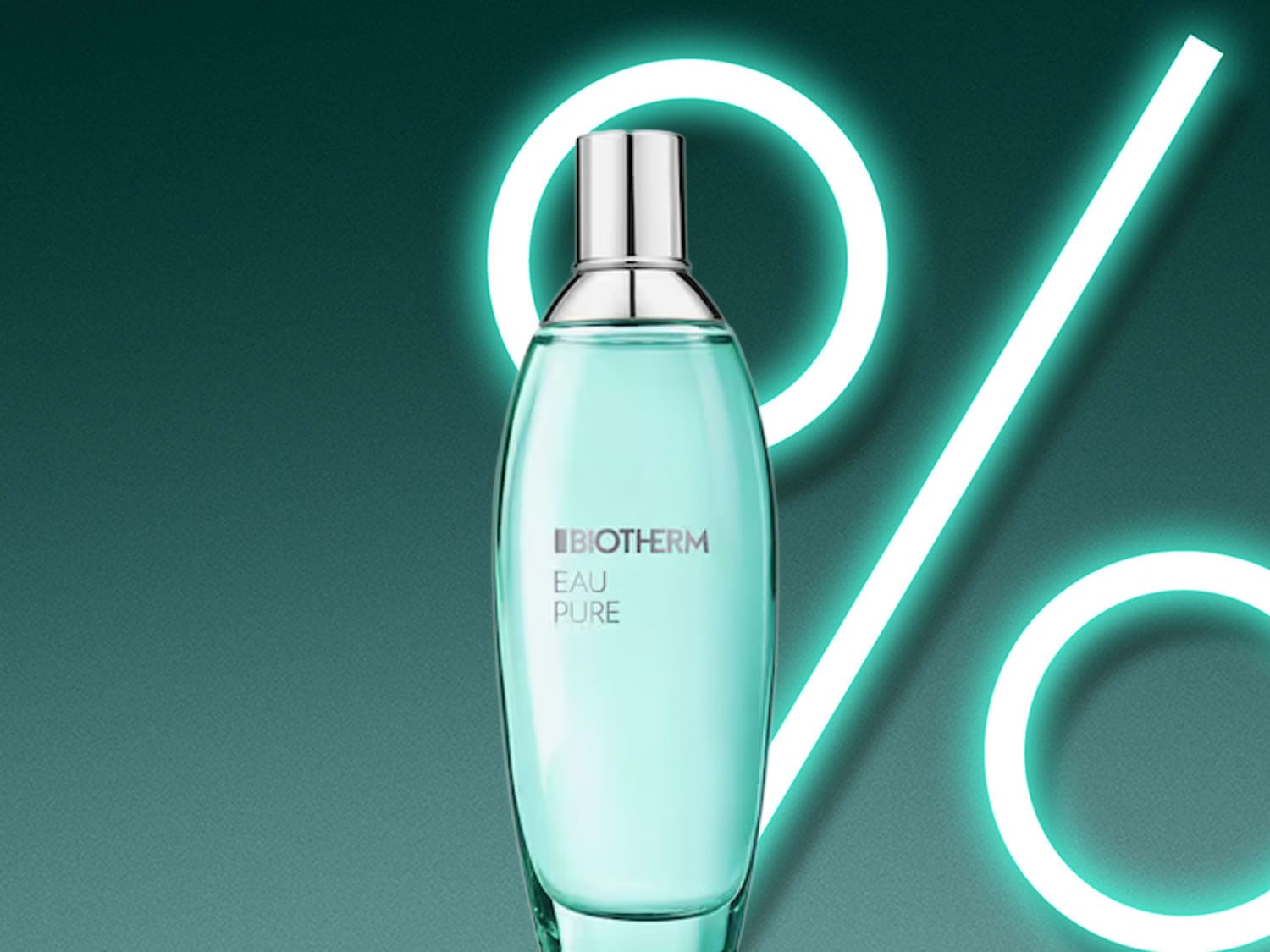 Eine Flasche Biotherm Eau Pure mit silbernem Verschluss vor einem grünen Hintergrund mit einem leuchtenden Prozentsymbol.