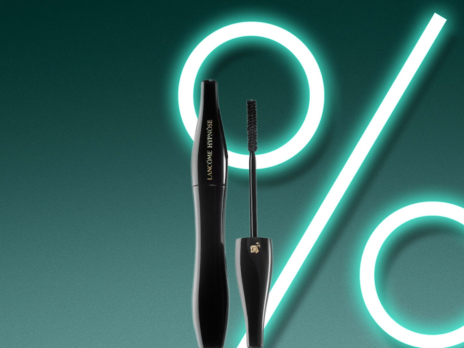 Lancôme Hypnôse Mascara in schwarzer Verpackung mit dem Applikator daneben, im Hintergrund ein helles Prozentsymbol.