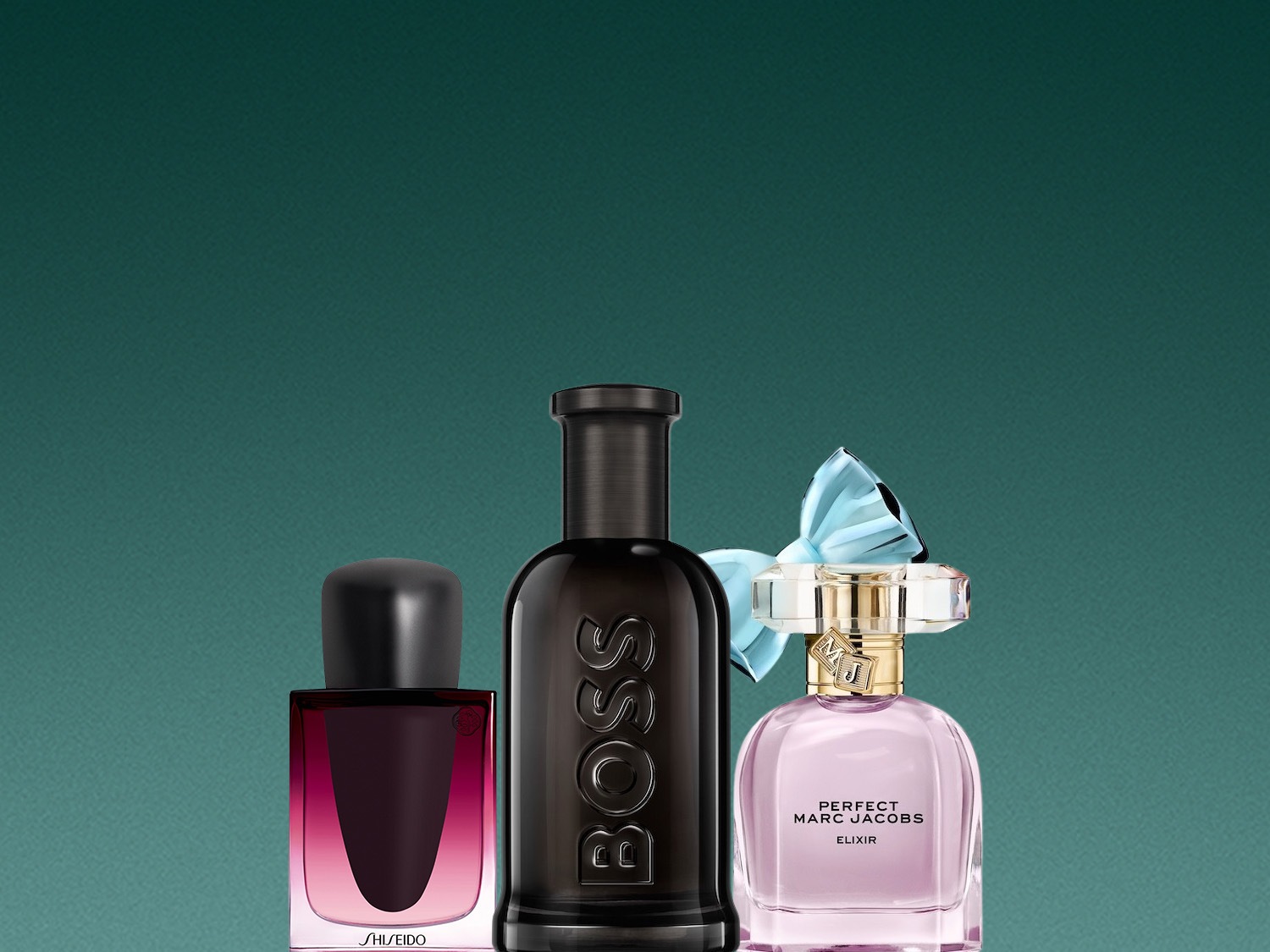 Na tle w kolorze morskim stoją trzy flakony perfum: Shiseido w odcieniach różu, czarny Boss i Perfect Marc Jacobs Elixir z błękitną kokardką.