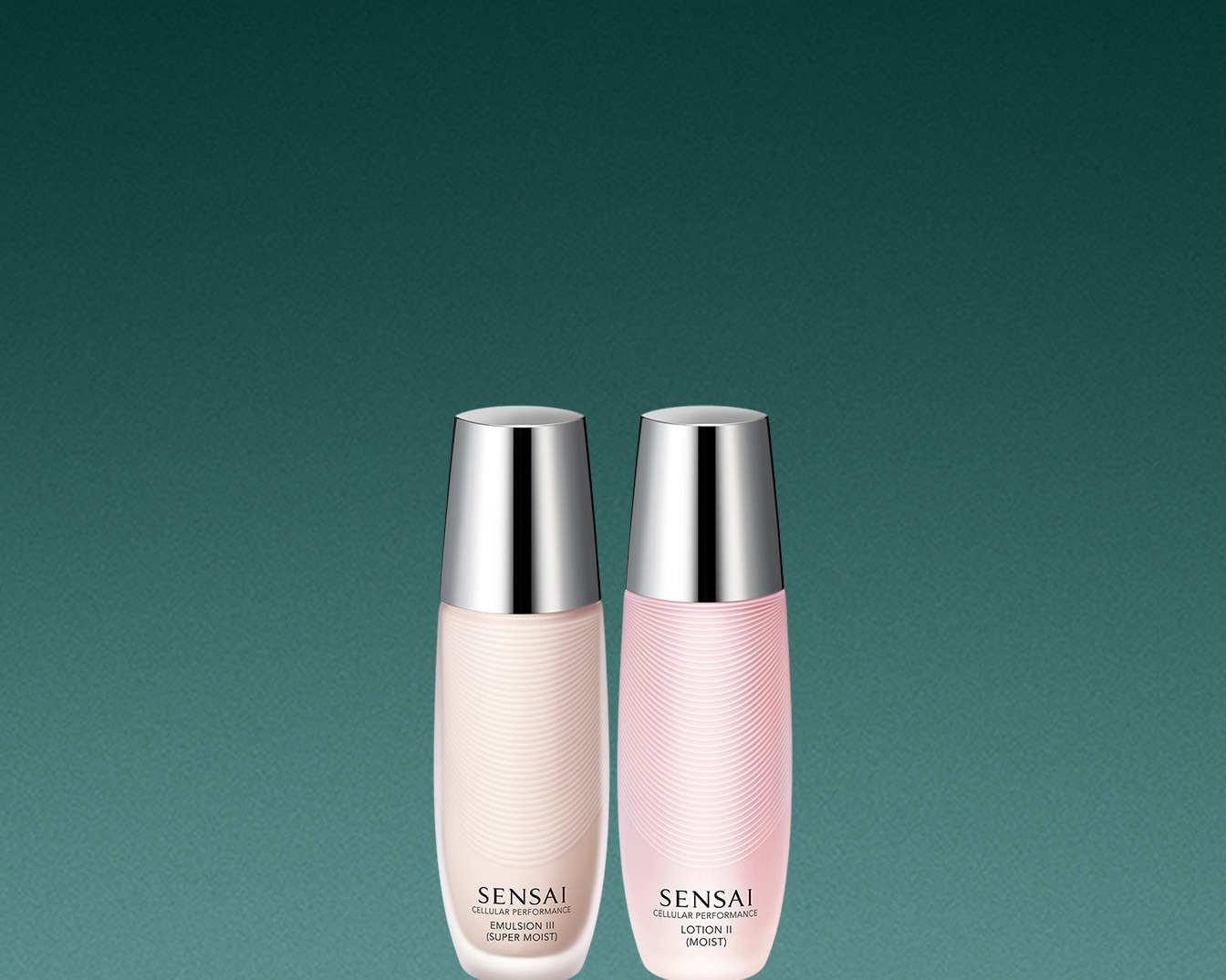 Dwa produkty Sensai Cellular Performance: Emulsja III Super Moist w beżowym opakowaniu i Lotion II Moist w różowym opakowaniu, oba z srebrnymi nakrętkami.