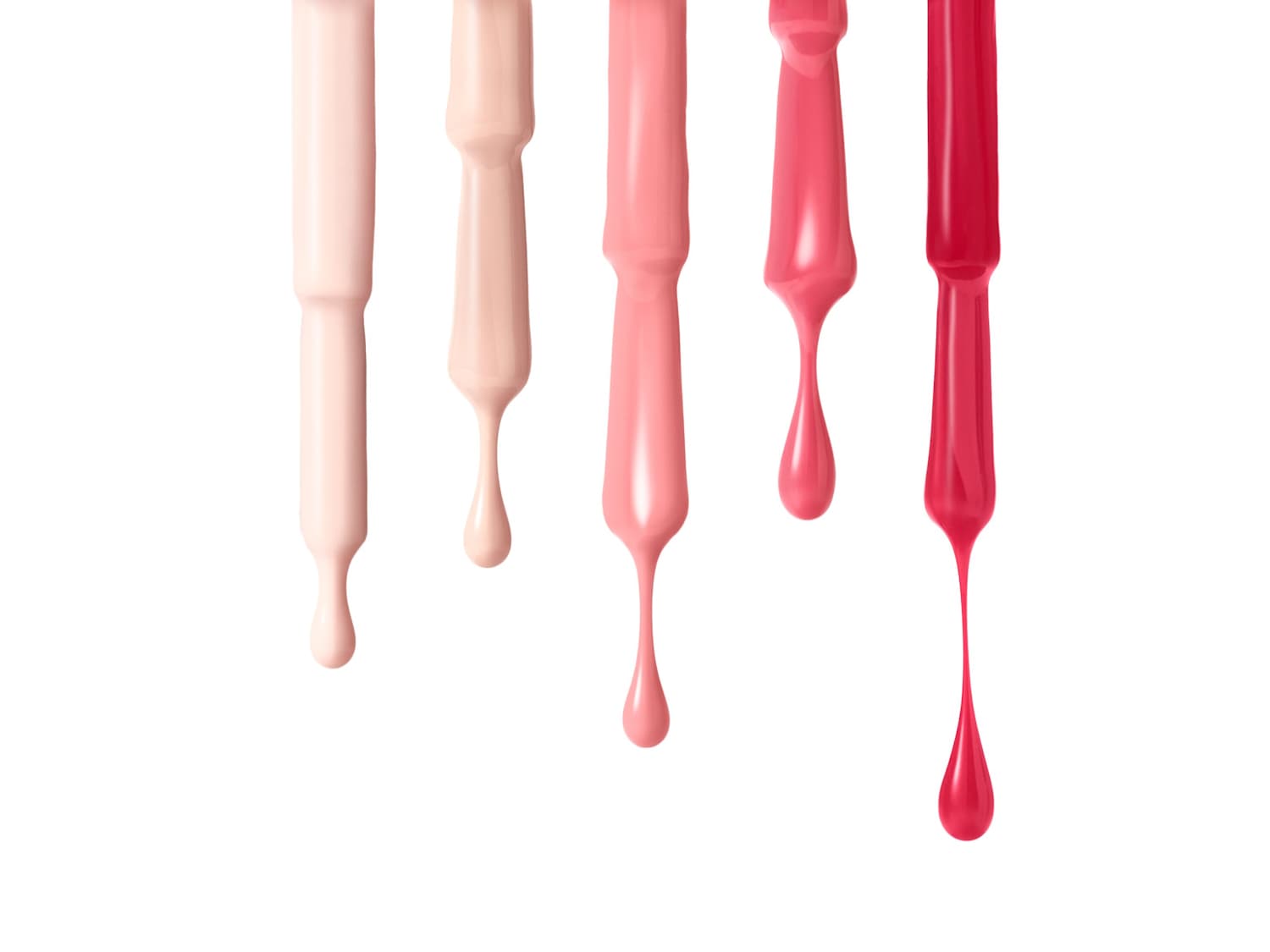 Nahaufnahme von Nagellacktropfen in verschiedenen Rosatönen, die einen Farbverlauf von blass bis kräftig bilden.