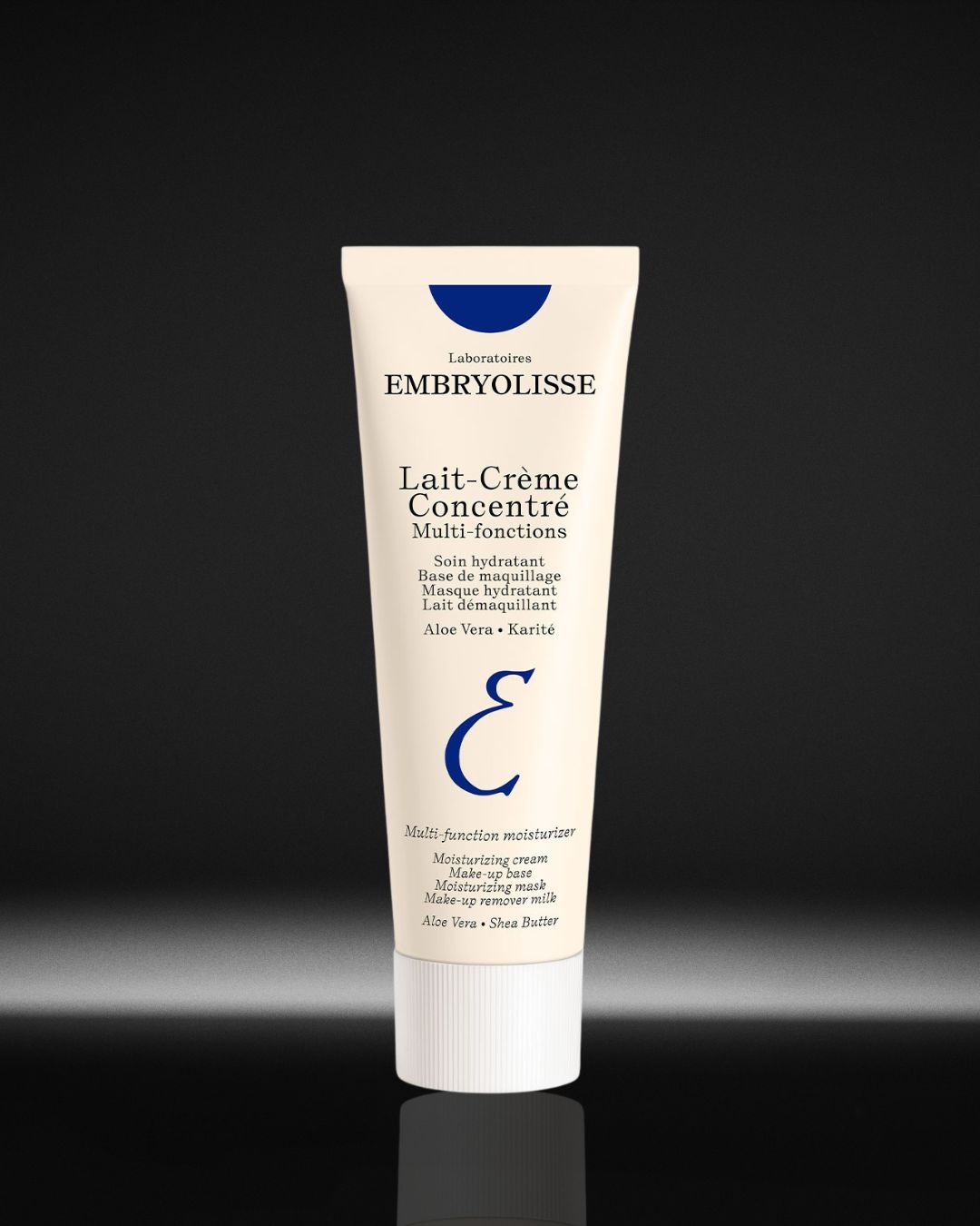 De Embryolisse Lait-Crème Concentré in een witte tube met blauwe accenten, een multifunctionele vochtinbrenger met aloë vera en karitéboter, ideaal als make-upbasis, hydraterend masker en make-up remover.