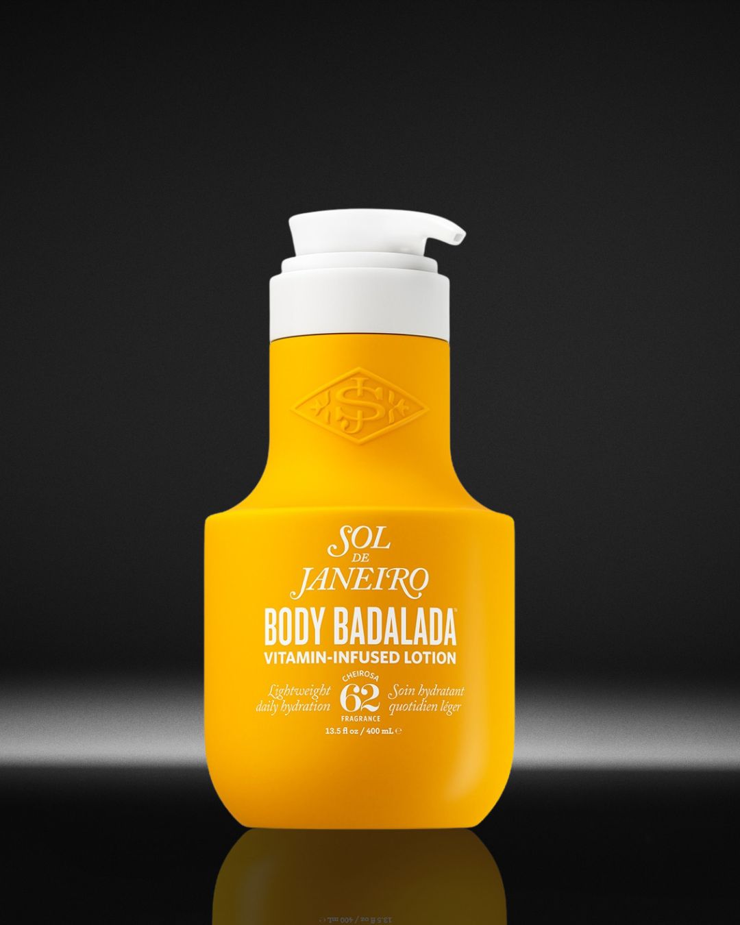 Gele fles Sol de Janeiro Body Badalada vitamine-lotion met witte pompdispenser, voor een lichte, dagelijkse hydratatie met geur nummer 62.