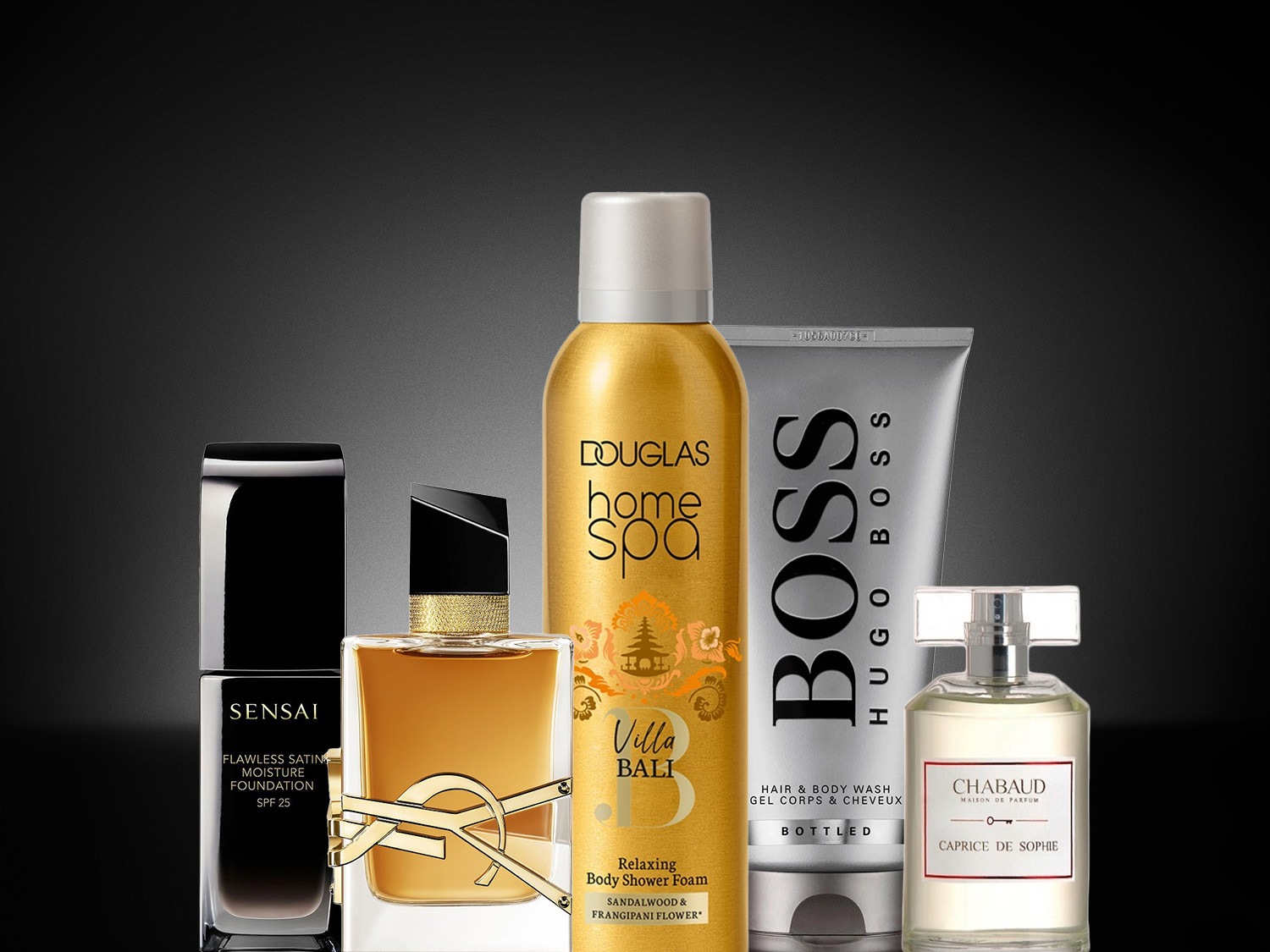 Įvairių kvepalų ir kūno priežiūros priemonių kolekcija, įskaitant SENSAI makiažo pagrindą, YSL kvepalus, Douglas Home Spa kūno prausiklį, Hugo Boss plaukų ir kūno prausiklį ir Chabaud Caprice de Sophie kvepalus.