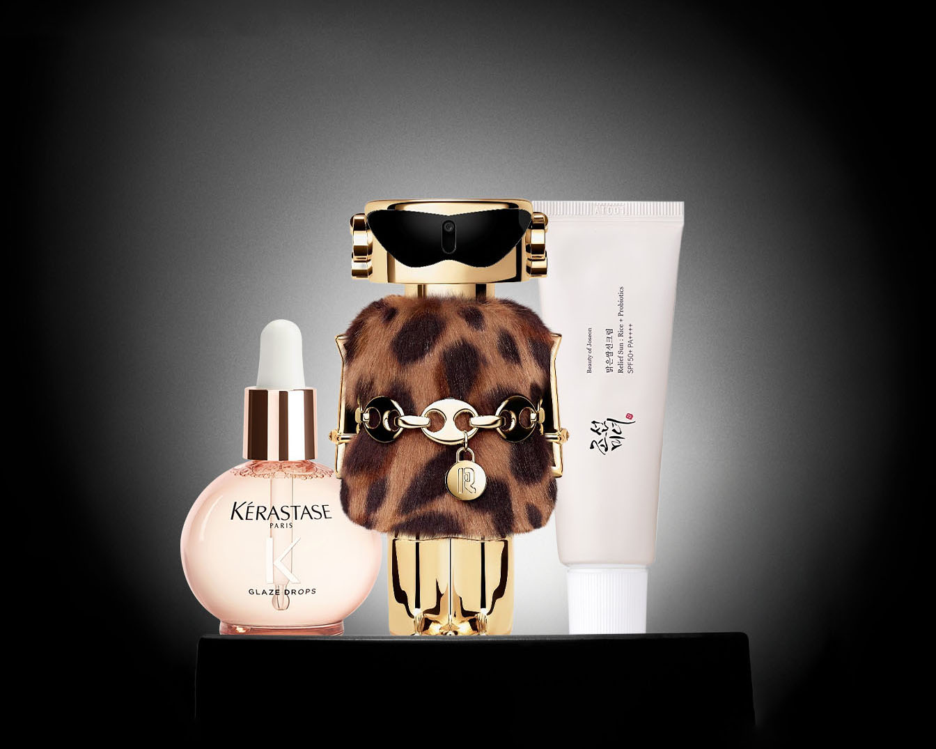 Te zien zijn Kérastase Glaze Drops, een gouden parfumflesje met luipaardprint en Beauty of Joseon zonnebrandcrème.