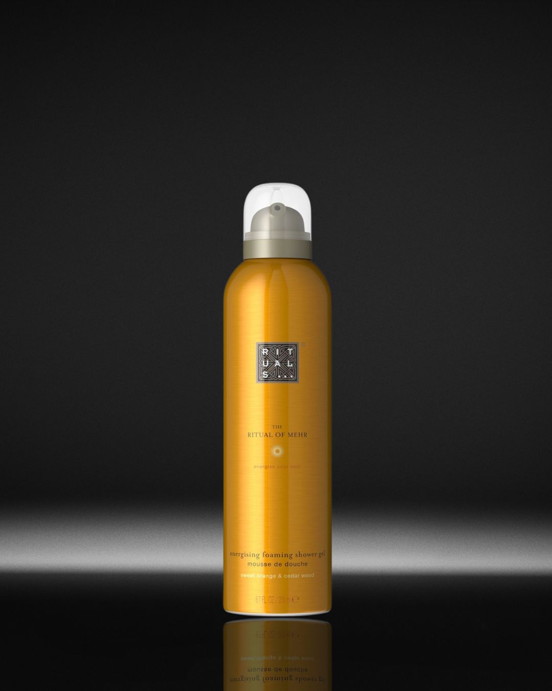 Gouden fles "The Ritual of Mehr" energiserende schuimende douchegel, met zoete sinaasappel- en cederhoutgeur, voor een energieke douche-ervaring.