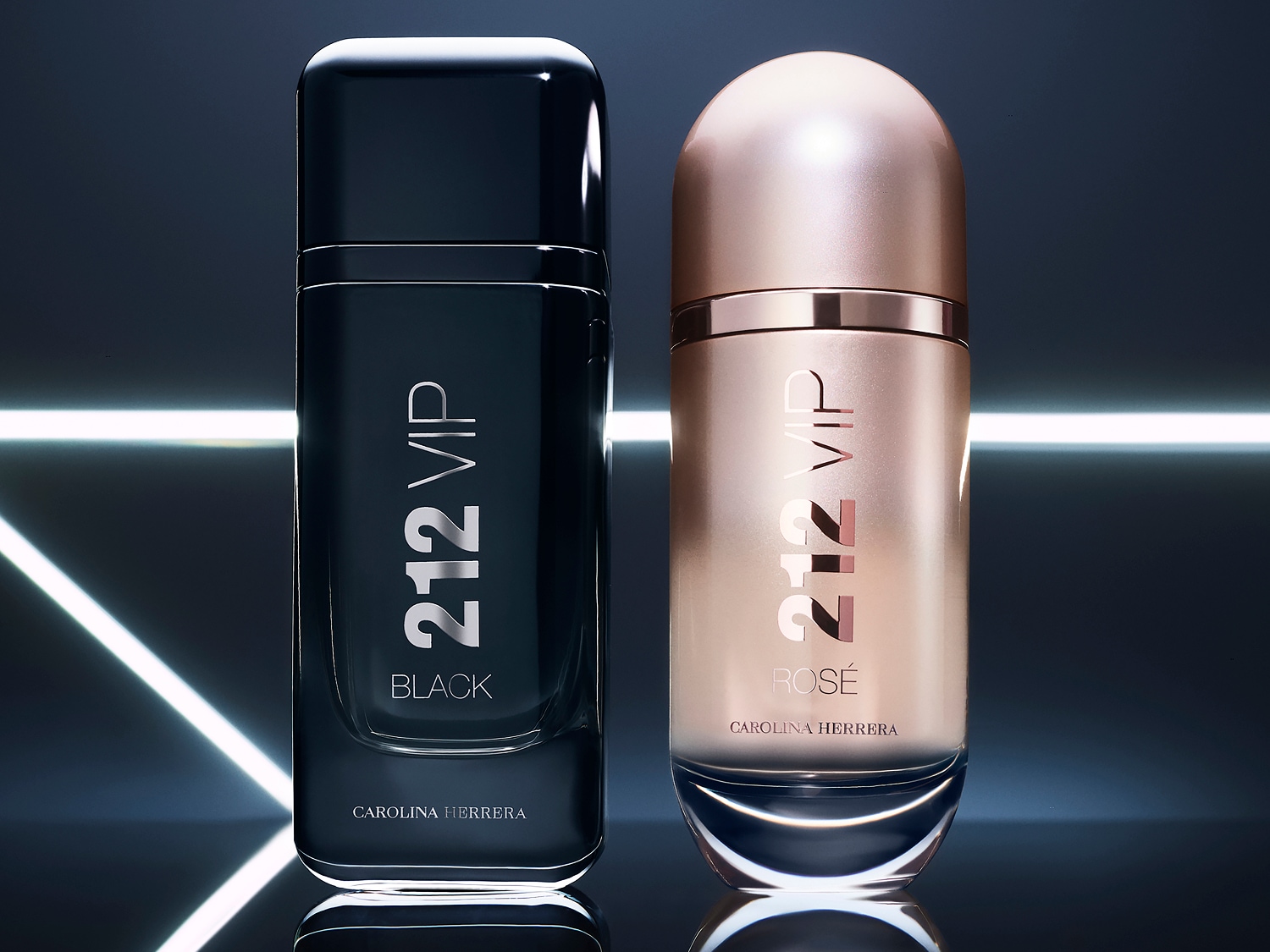 Dwa flakony perfum Carolina Herrera 212 VIP, jeden czarny o nazwie Black, drugi różowy o nazwie Rosé, stoją obok siebie na tle z efektem świetlnym.