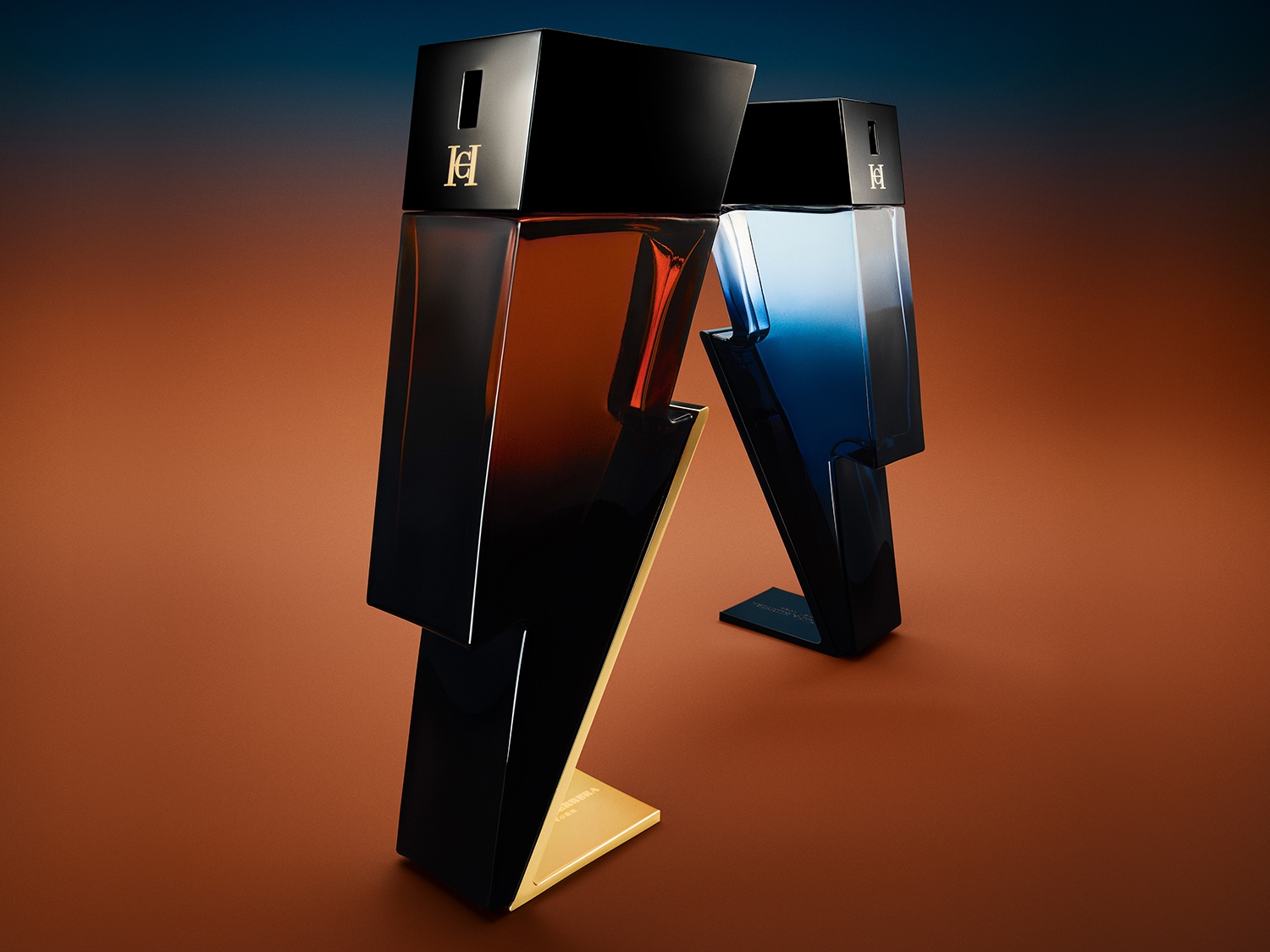 Dwa flakony perfum w kształcie błyskawicy: jeden w odcieniach brązu i złota, drugi w niebieskim kolorze, oba z logo 'CH' na górze.