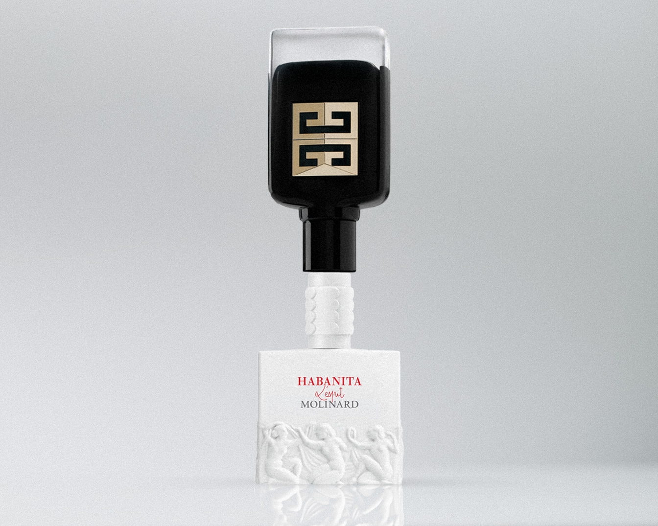 Juodo stiklo buteliukas su baltu pagrindu, ant kurio raudonu šriftu užrašytas „Habanita Molinard“ ir išgraviruotos trys figūros.
