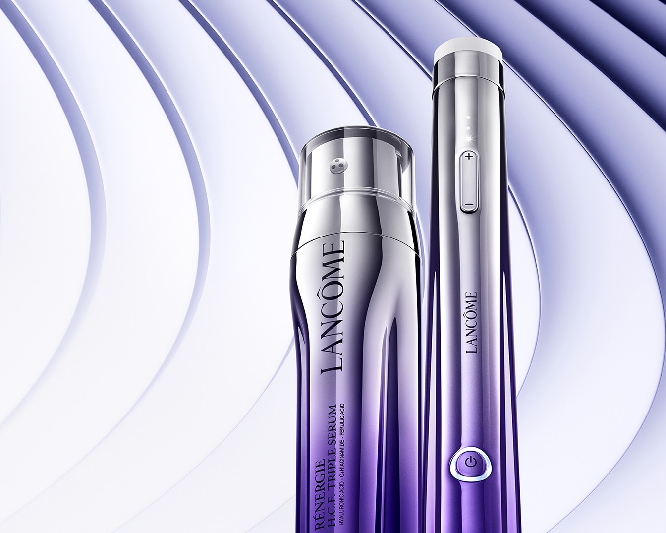 Voici le sérum triple Rénergie H.C.F. de Lancôme, un soin de la peau contenant de l'acide hyaluronique, du C+niacinamide et de l'acide férulique, présenté dans un élégant flacon argenté et violet.