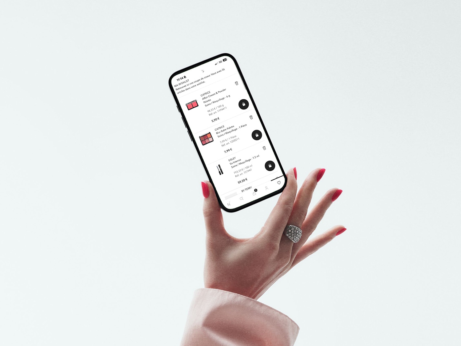 Découvrez votre liste de souhaits sur l'écran du téléphone, tenue par une main élégante ornée d'une bague étincelante, présentant des produits de beauté CATRICE et SISLEY.
