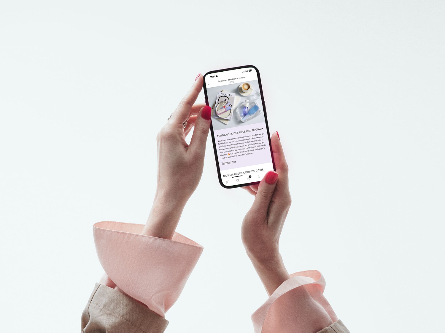 Un téléphone tenu par une femme affiche un article sur les tendances des réseaux sociaux en matière de beauté, présentant des produits populaires et incitant à découvrir les produits.