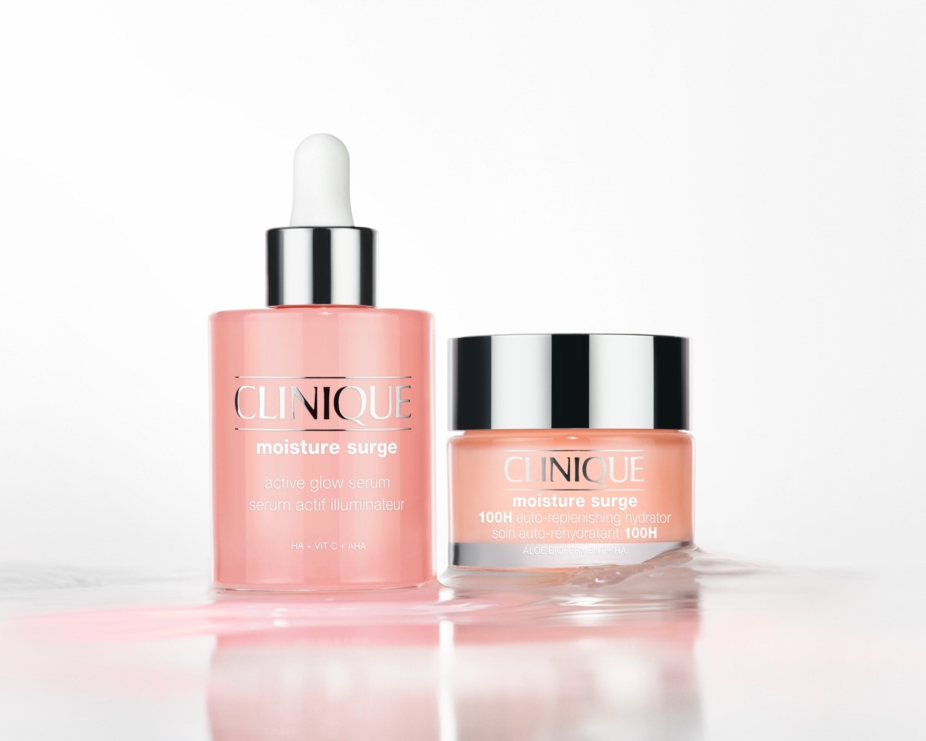 Twee roze Clinique Moisture Surge producten: een serum met een pipet en een hydraterende crème, beide met zilveren accenten.