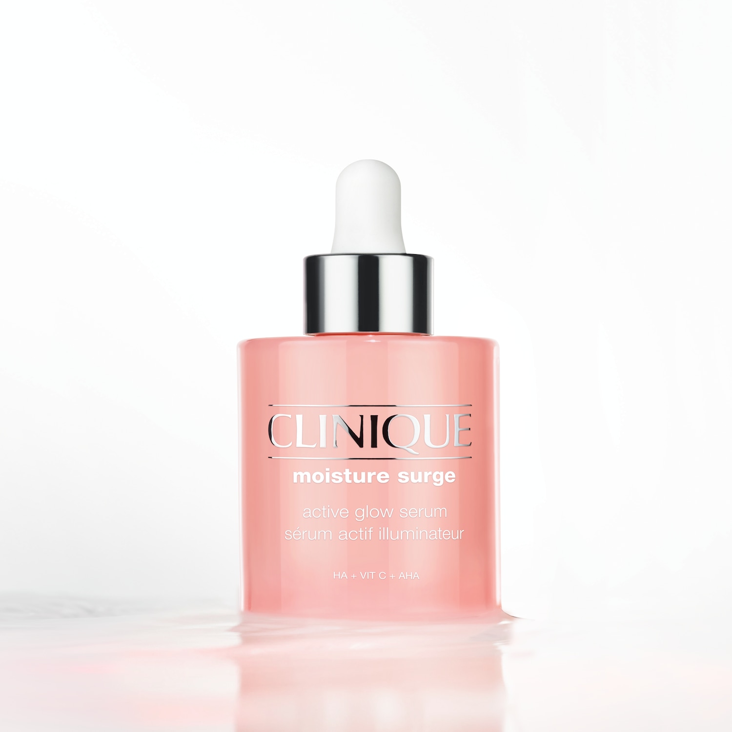 Roze Clinique Moisture Surge Active Glow Serum fles met een zilveren dop en een witte applicator, die een hydraterende en verhelderende werking belooft.