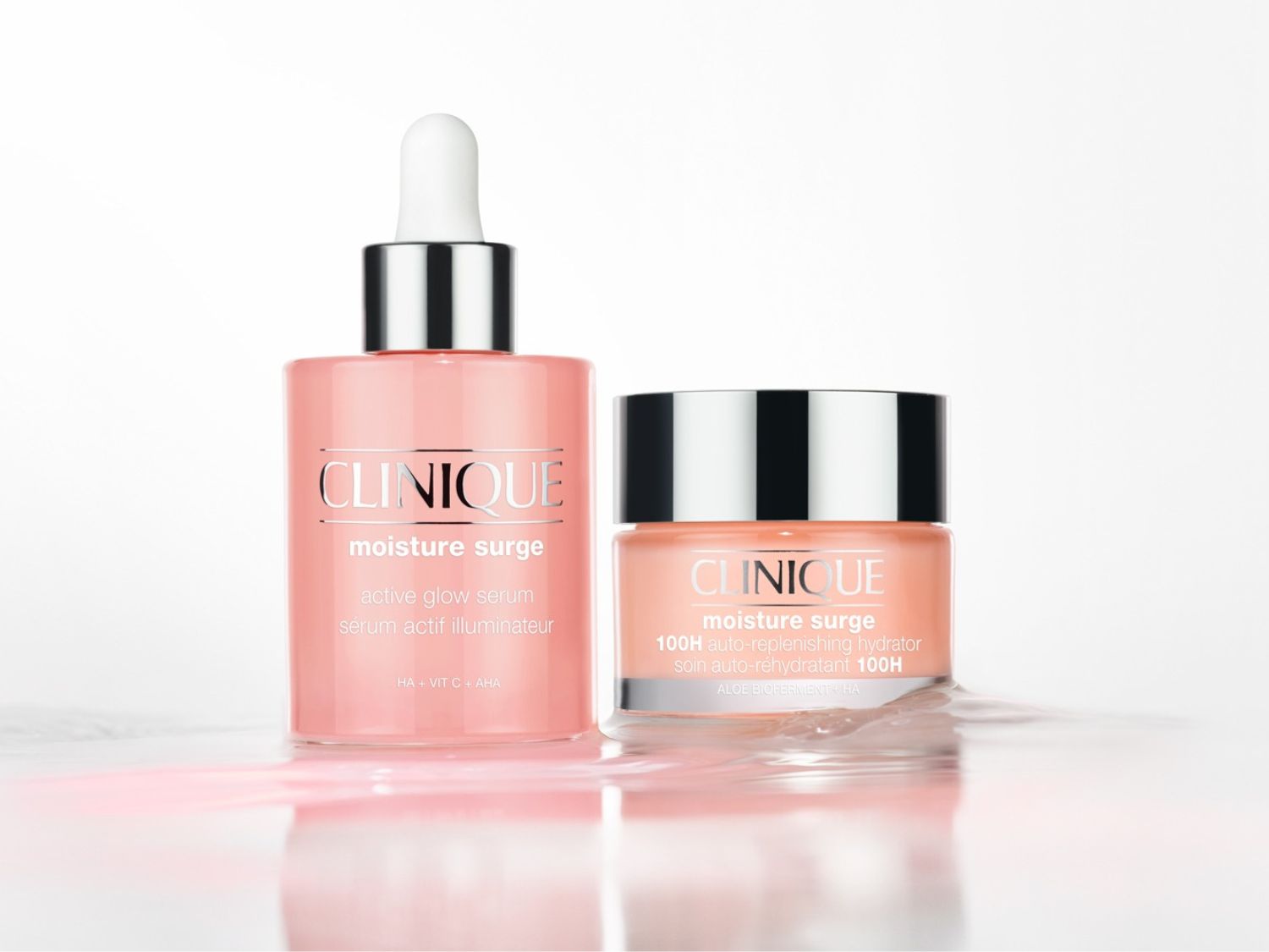 Voici le sérum éclat actif Moisture Surge de Clinique dans un flacon rose pêche avec un compte-gouttes, conçu pour illuminer et hydrater la peau.