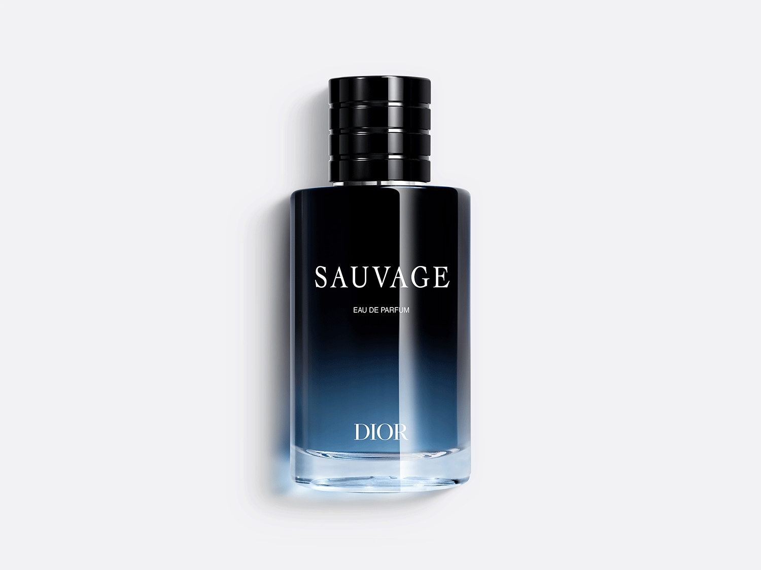 Flacon de parfum Dior Sauvage avec un dégradé de noir en haut vers un bleu clair transparent en bas, évoquant une sensation de fraîcheur et d'élégance.