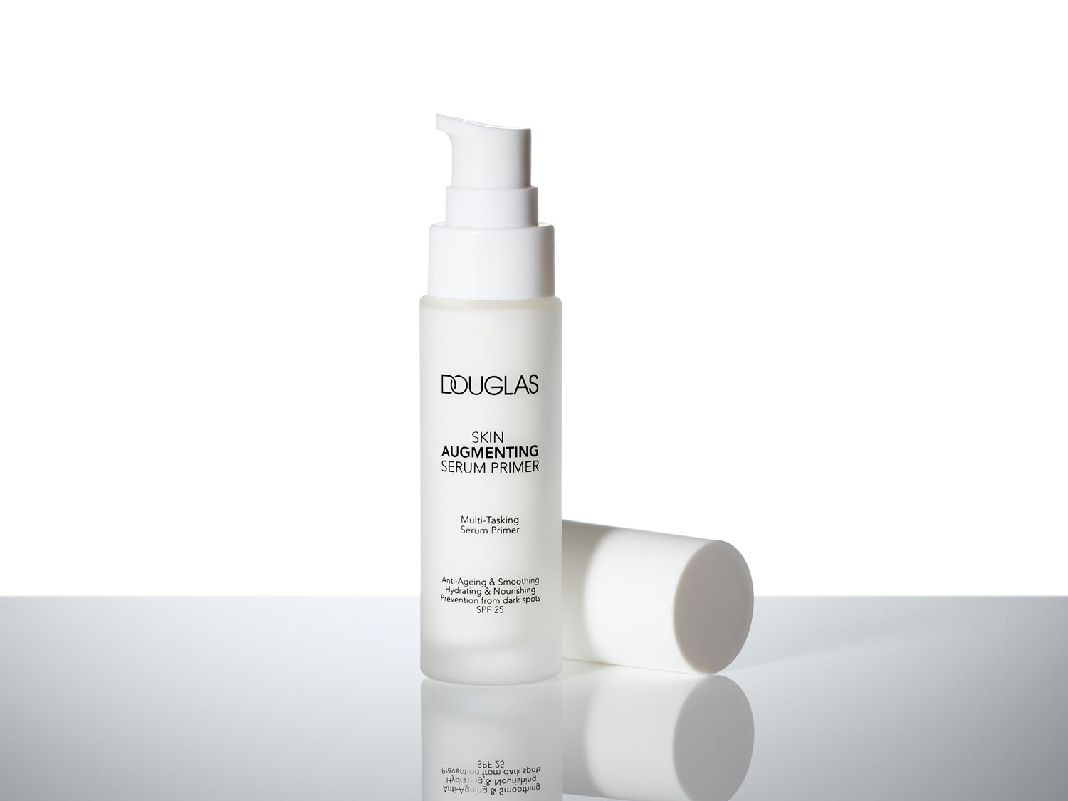 A Douglas Skin Augmenting Serum Primer egy matt üvegben, fehér kupakkal, amely tökéletes az öregedés ellen, hidratál és táplál, valamint véd a sötét foltoktól SPF 25-tel.
