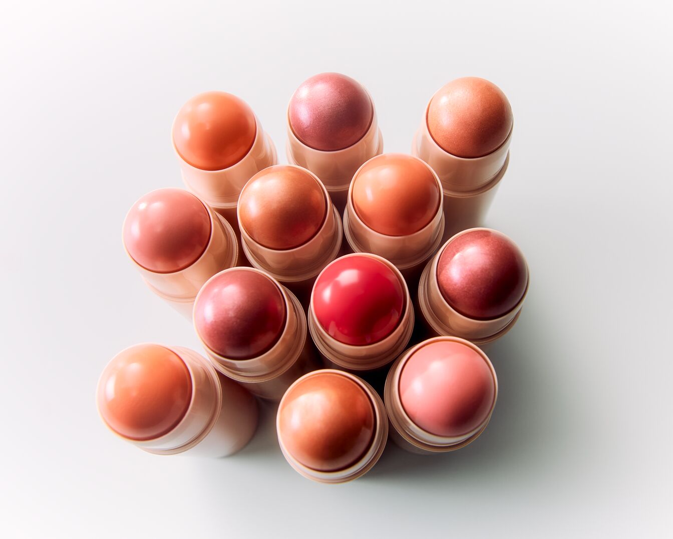 Ecco una collezione di blush in stick dai toni pesca, rosa e bronzo, perfetti per illuminare e definire le guance con un tocco di colore naturale e radioso.