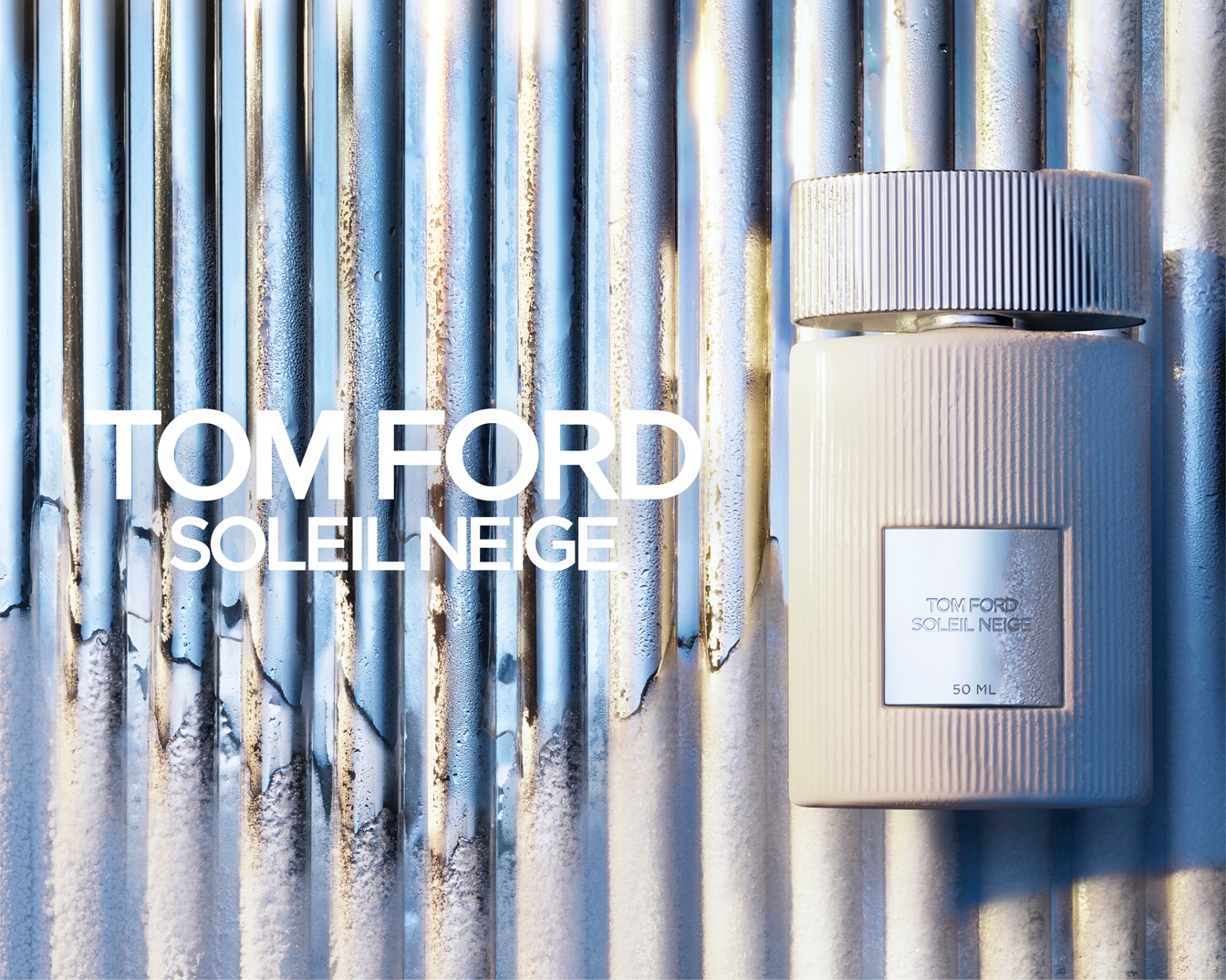 Butelka perfum Tom Ford Soleil Neige o pojemności 50 ml stoi na tle srebrnych rurek z efektem szronu, emanując luksusem i świeżością.