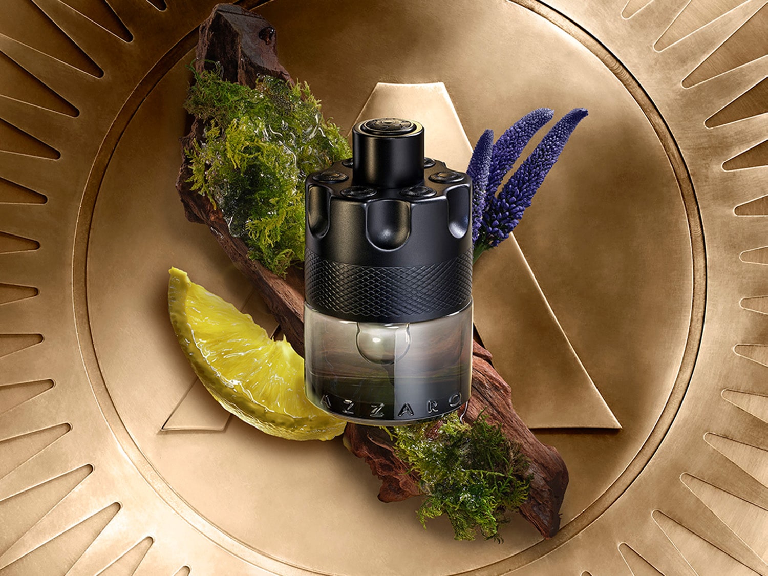 Černý flakon Azzaro Wanted s citrusy, mechem a modrými květy na zlatém pozadí.