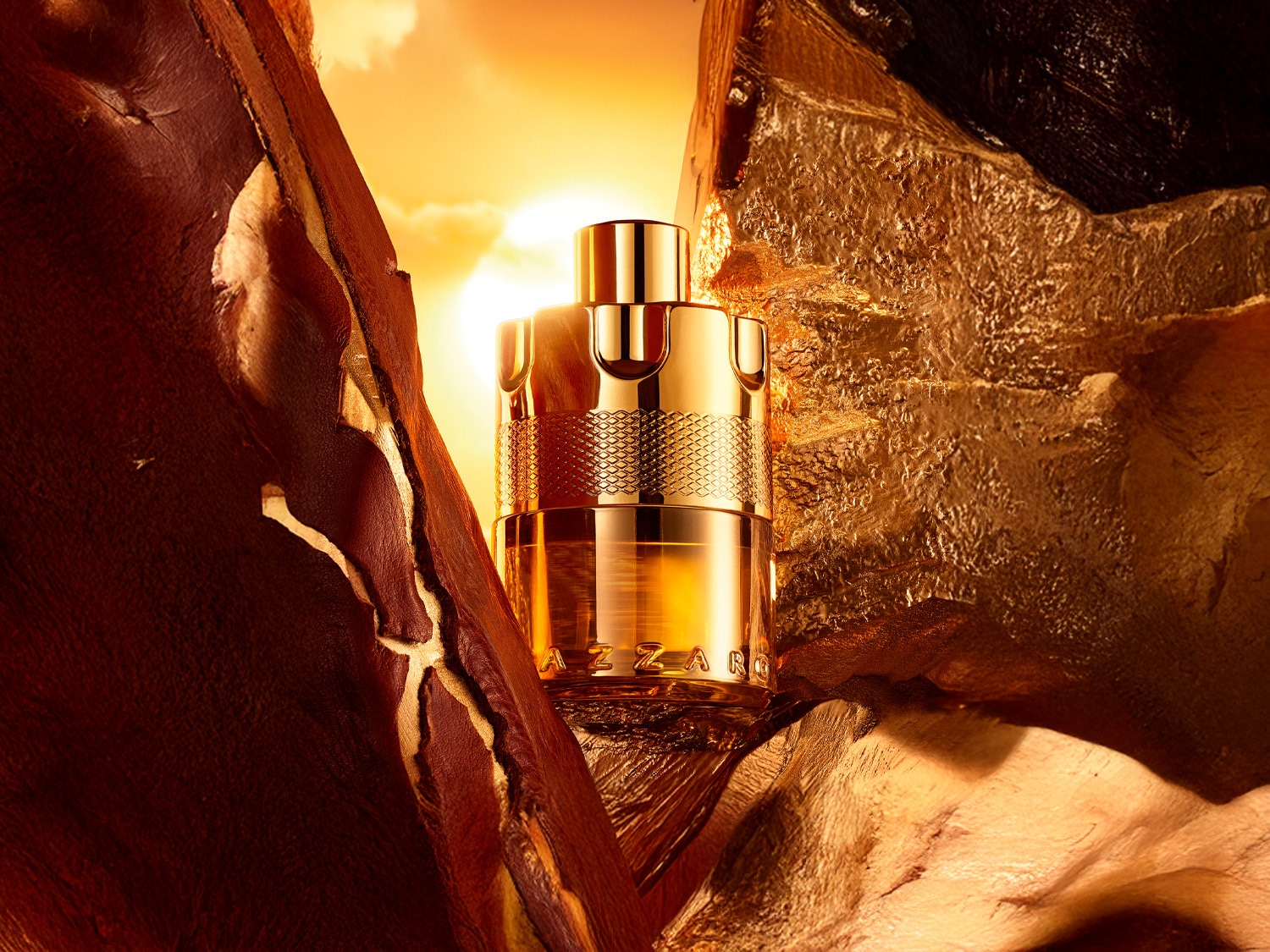 Zlatavá vůně Azzaro Wanted se nachází mezi zlatými skalami a hnědou kůží, což vytváří luxusní auru.