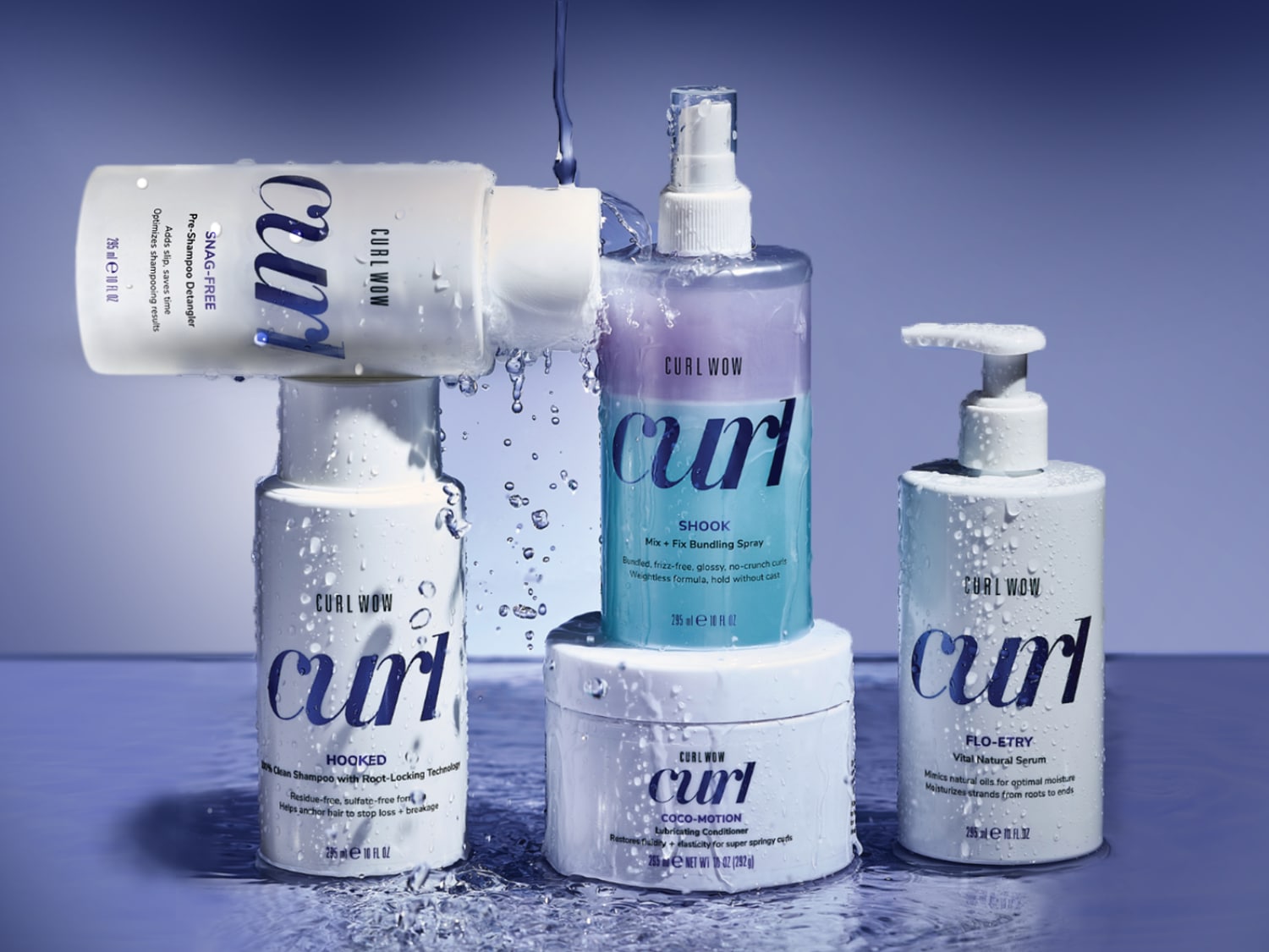Die Curl Wow-Kollektion umfasst Snag-Free Detangler, Shook Bundling Spray, Hooked Shampoo, Coco-Motion Conditioner und Flo-etry Serum, die alle in weißen Flaschen mit blauen Akzenten und Wassertropfen präsentiert werden.