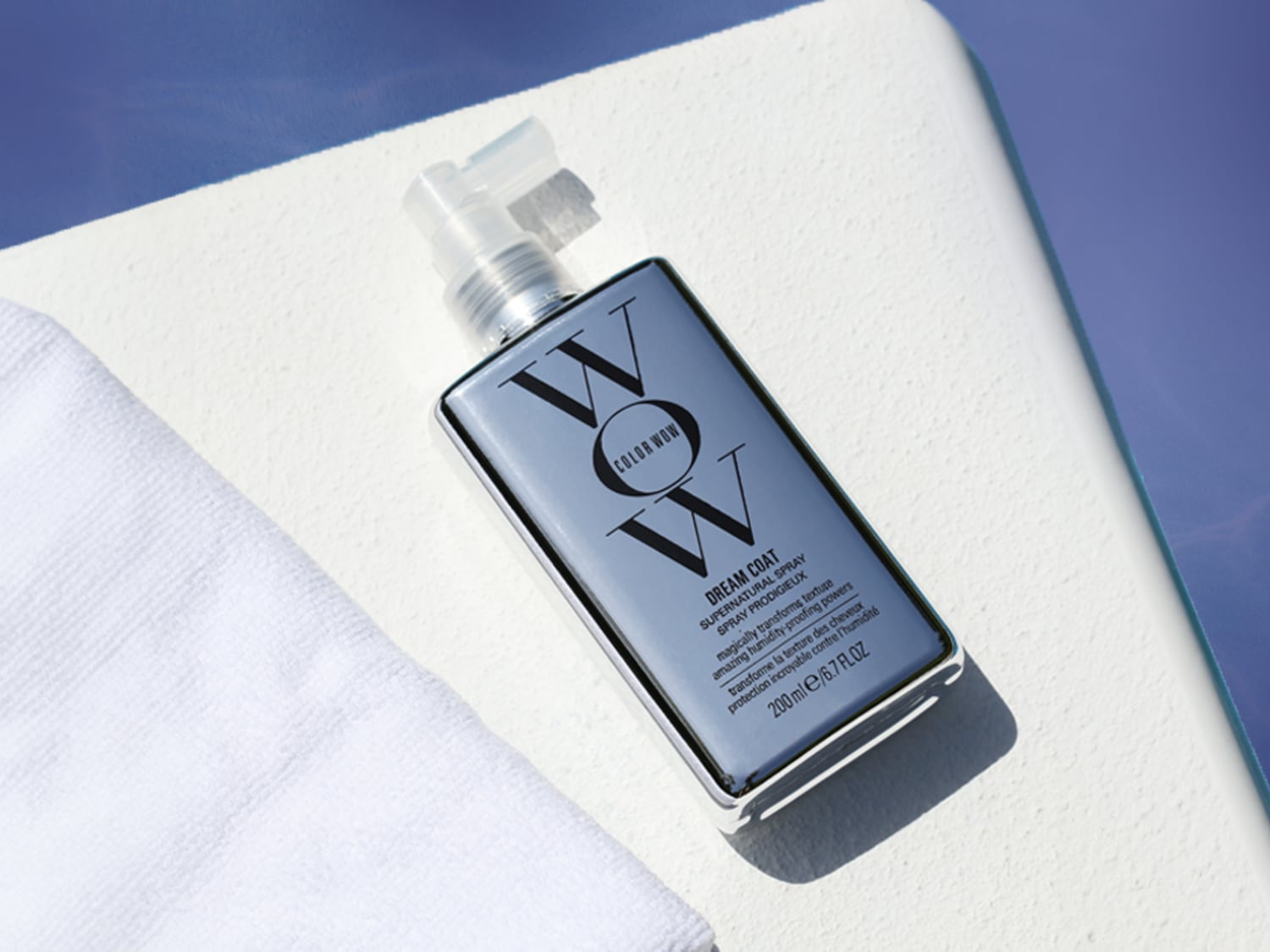 Die graue Sprühflasche Color Wow Dream Coat Supernatural Spray Prodigieux mit silbernem Rand verspricht Schutz vor Feuchtigkeit und verwandelt die Haarstruktur.