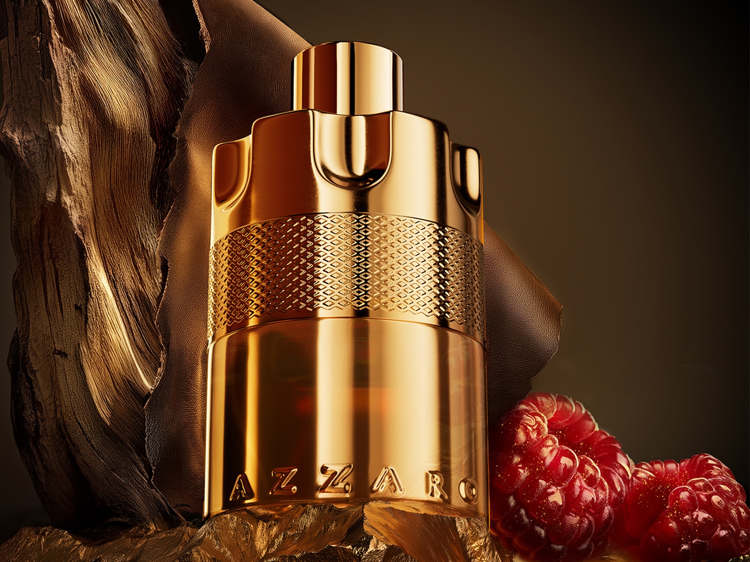 Błyszcząca, złota butelka Azzaro stoi obok dwóch malin na złotym podłożu, emanując luksusem i wyrafinowaniem.