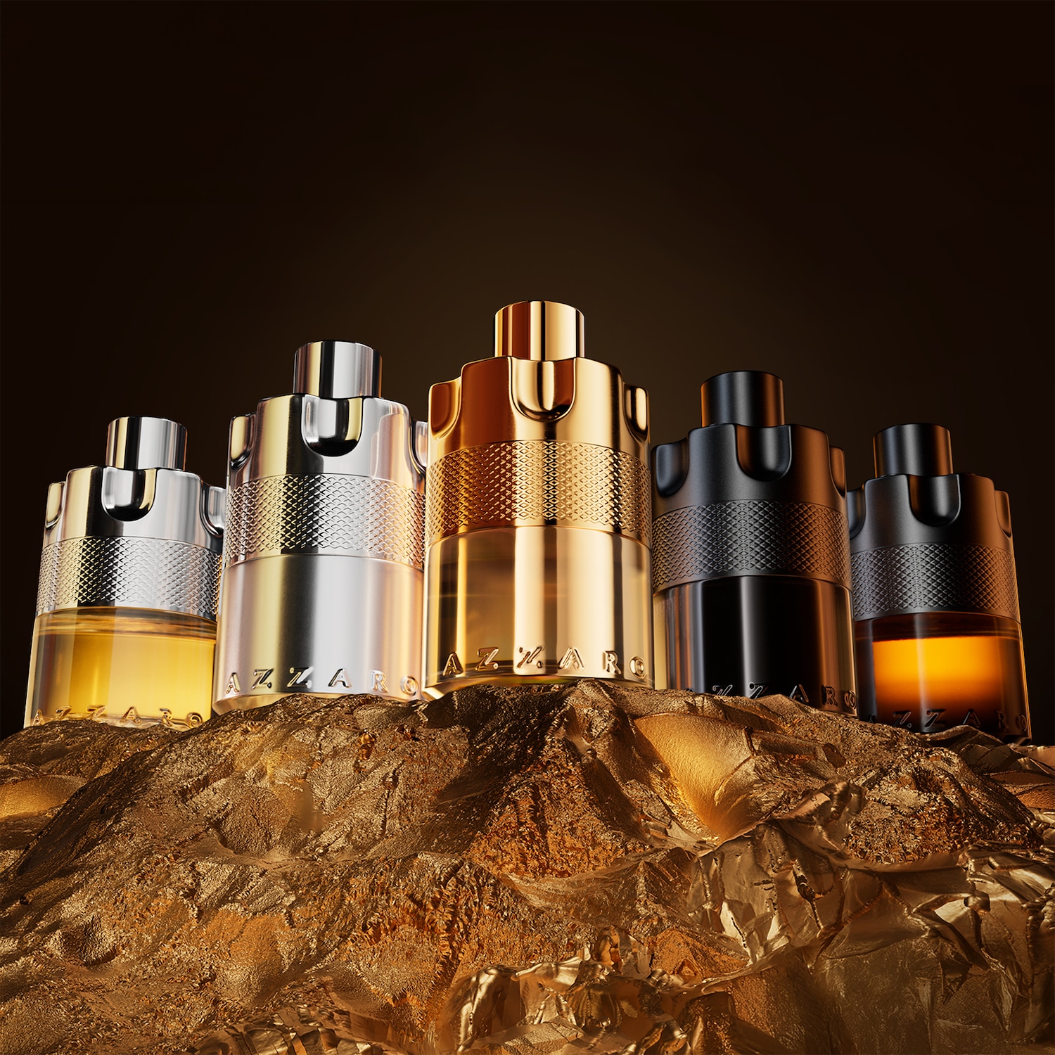 Na złotym tle stoi pięć flakonów Azzaro w odcieniach srebra, złota i czerni, każdy z unikalną teksturą i kolorem perfum.