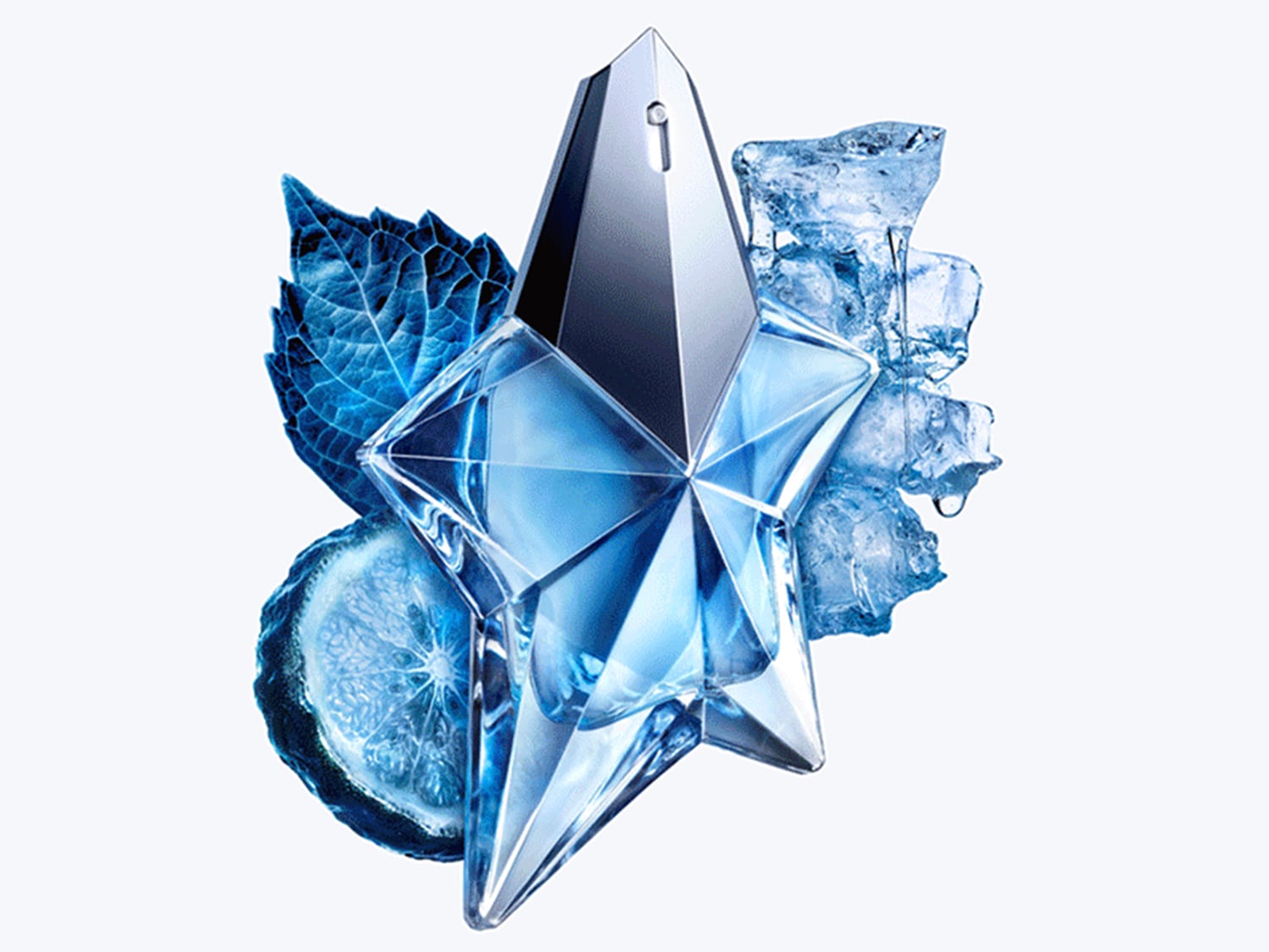 Błękitny flakon perfum w kształcie gwiazdy otoczony kostkami lodu, liściem i plasterkiem cytryny, tworząc orzeźwiającą kompozycję.