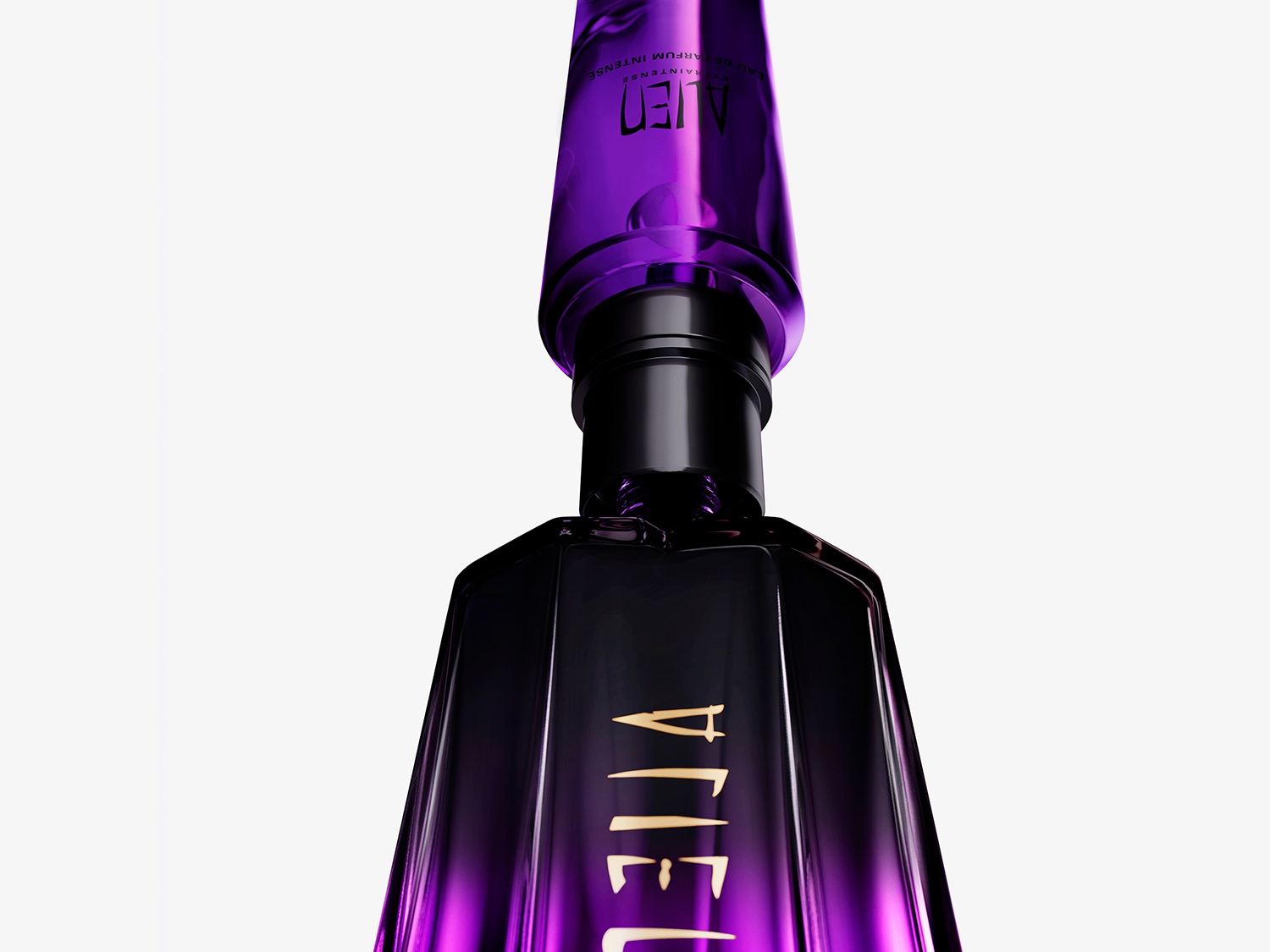 Butelka perfum Alien Eau de Parfum Intense w odcieniach fioletu i czerni, z widocznym złotym napisem "ALIEN" na flakonie.