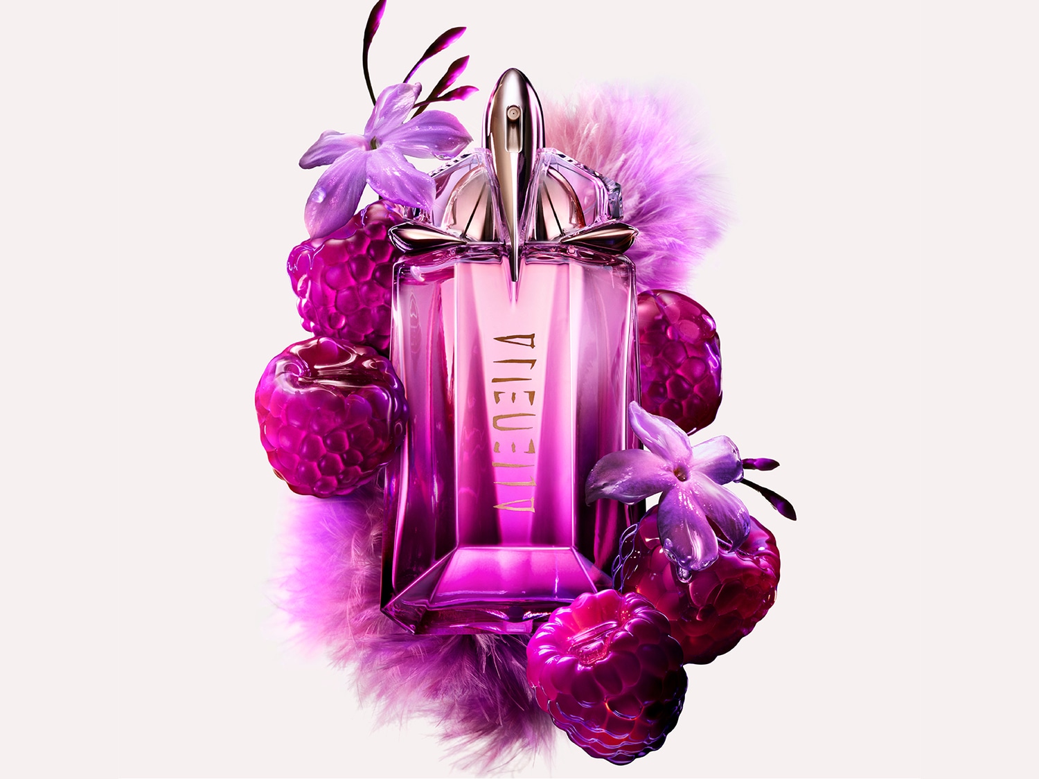 Elegancki flakon perfum Alien Fusion w odcieniach fuksji, otoczony malinami, kwiatami i puszystym, fioletowym futerkiem, tworząc luksusową kompozycję.
