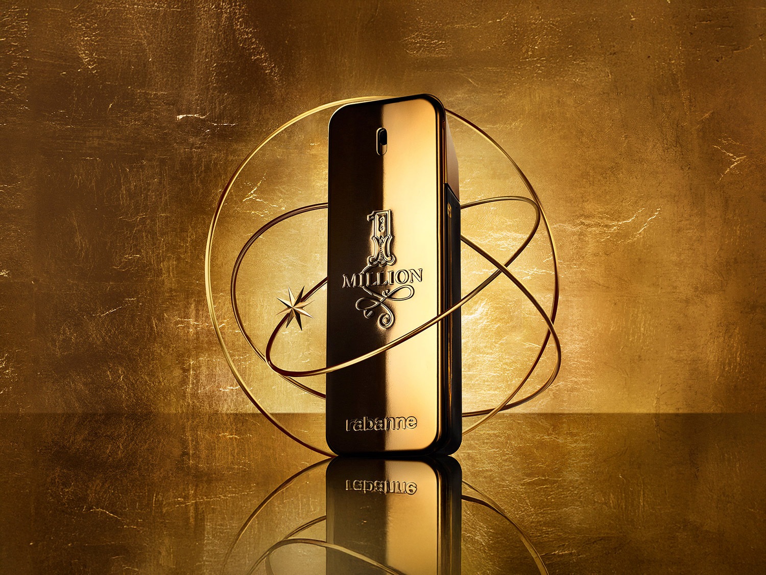 Gouden flacon van 1 Million parfum van Rabanne, omringd door gouden ringen, tegen een glanzende gouden achtergrond.