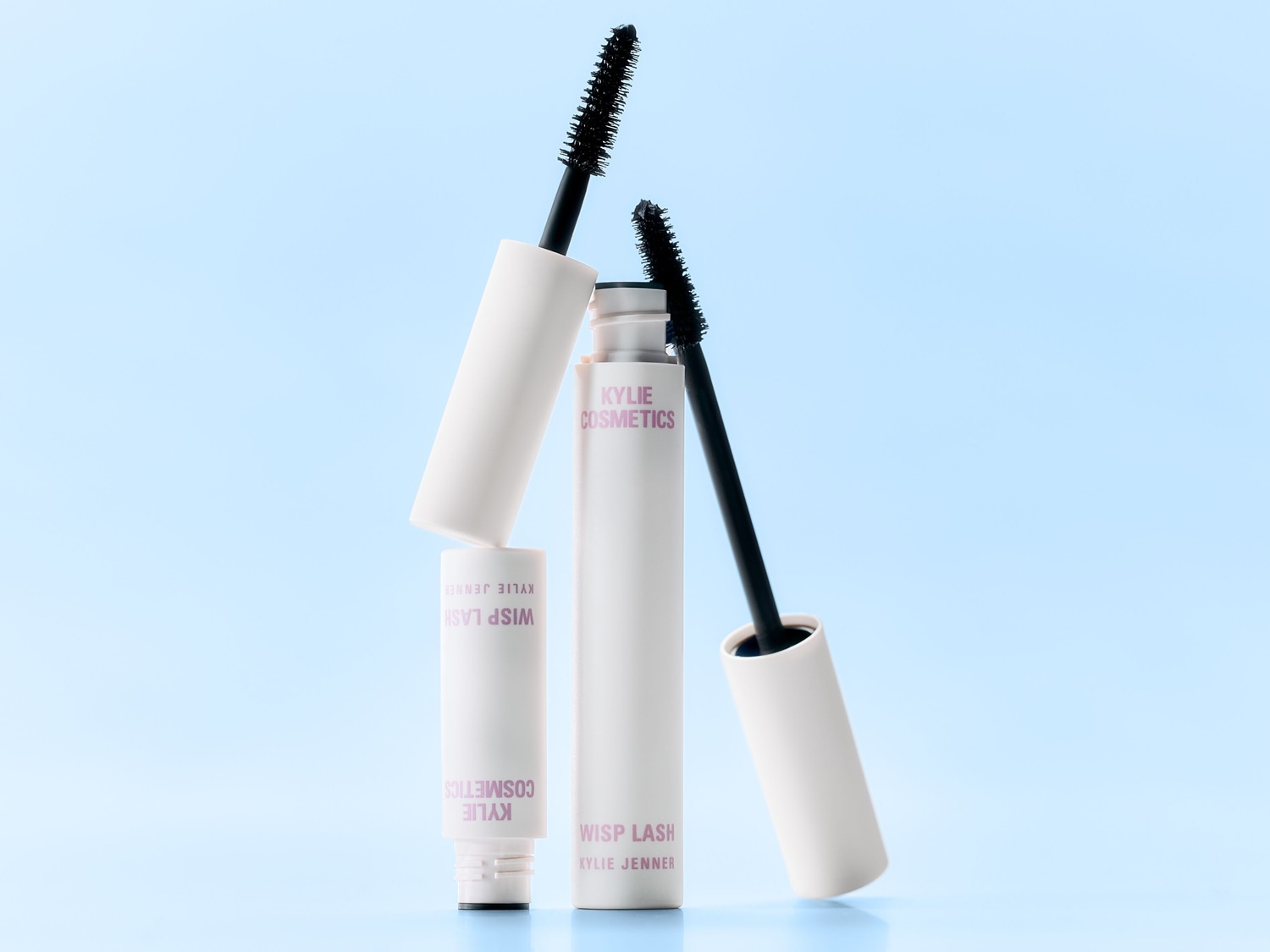 Kylie Cosmetics Wisp Lash mascara in een witte verpakking met paarse letters en een zwarte borstel.