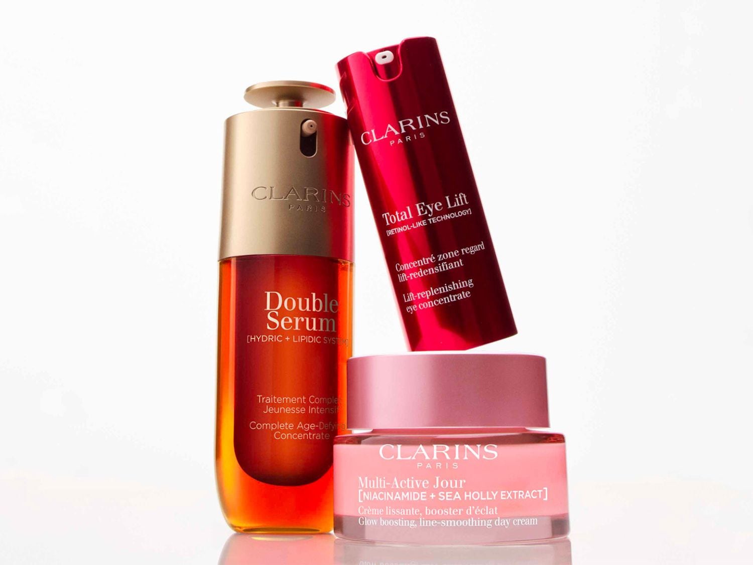 Découvrez le Double Serum de Clarins dans son flacon bicolore or et rouge, un concentré anti-âge complet pour une peau visiblement plus jeune.