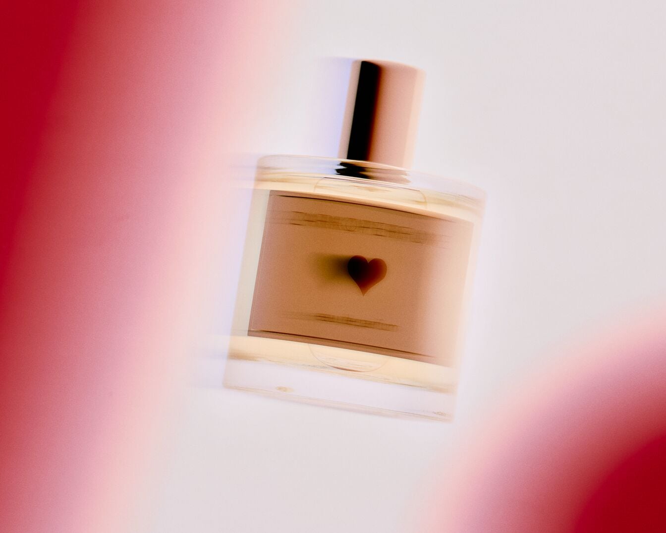 Découvrez un parfum délicat dans un flacon transparent orné d'un cœur, promesse d'une fragrance pleine d'amour et de tendresse.