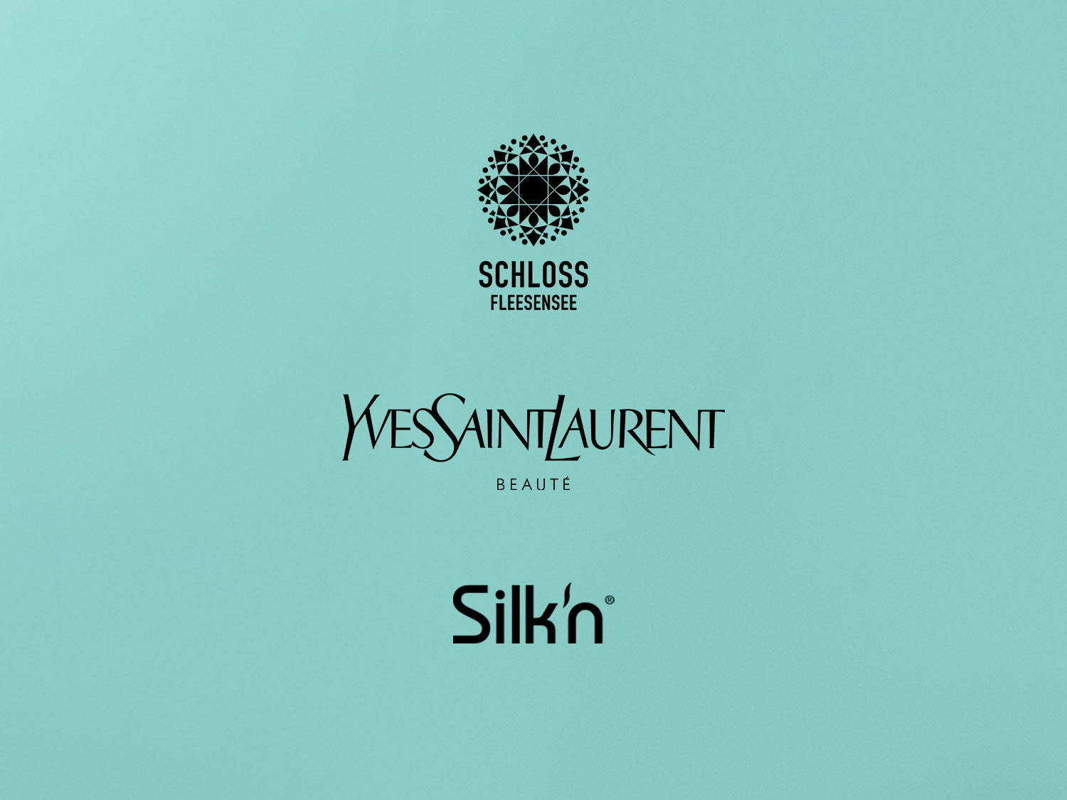 Auf hellblauem Hintergrund sind die Logos von Schloss Fleesensee, Yves Saint Laurent Beauté und Silk'n in schwarzer Schrift abgebildet.