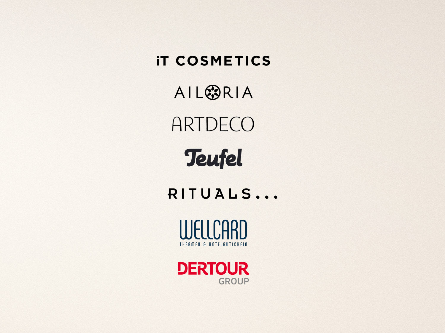 Die Logos von IT Cosmetics, AILORIA, ARTDECO, Teufel, Rituals, Wellcard Thermen & Hotelgutschein und Dertour Group sind auf beigem Hintergrund abgebildet.