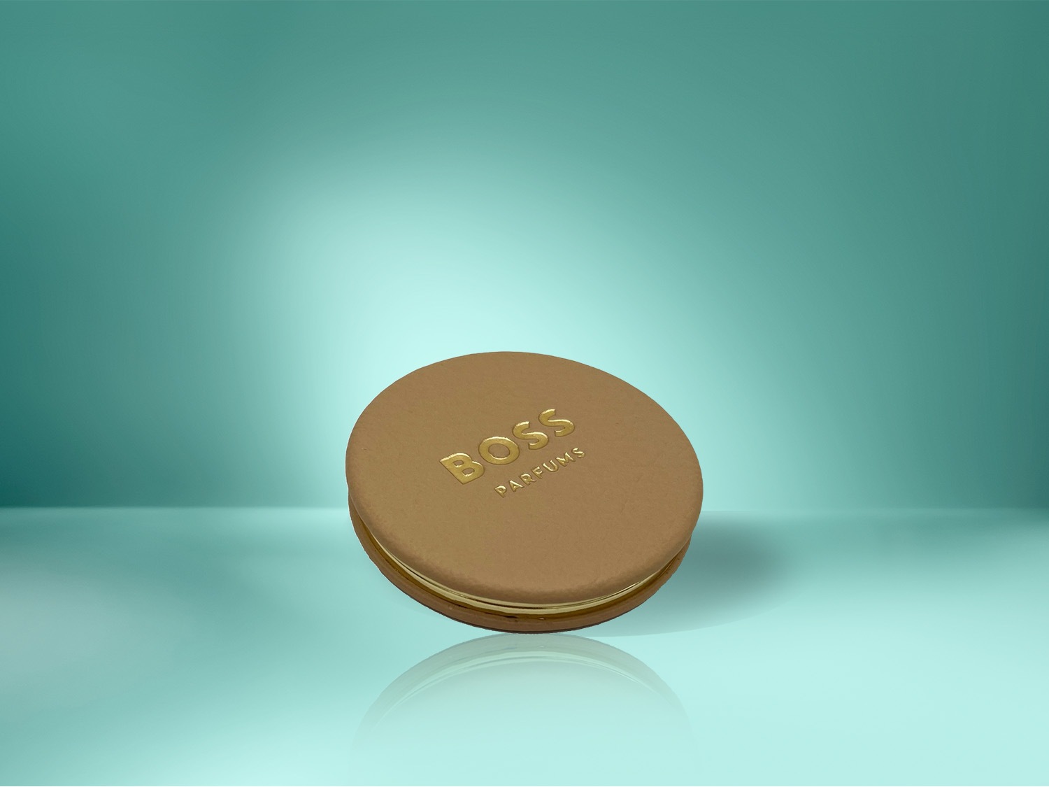 De ronde, beige verpakking van BOSS Parfums, met gouden letters, straalt luxe uit tegen een zachtblauwe achtergrond.