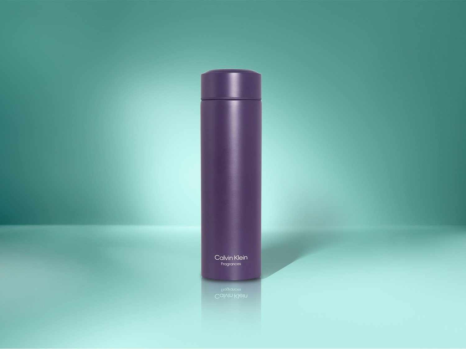 Paarse Calvin Klein Fragrances flacon met een cilindrisch ontwerp en een minimalistische uitstraling.