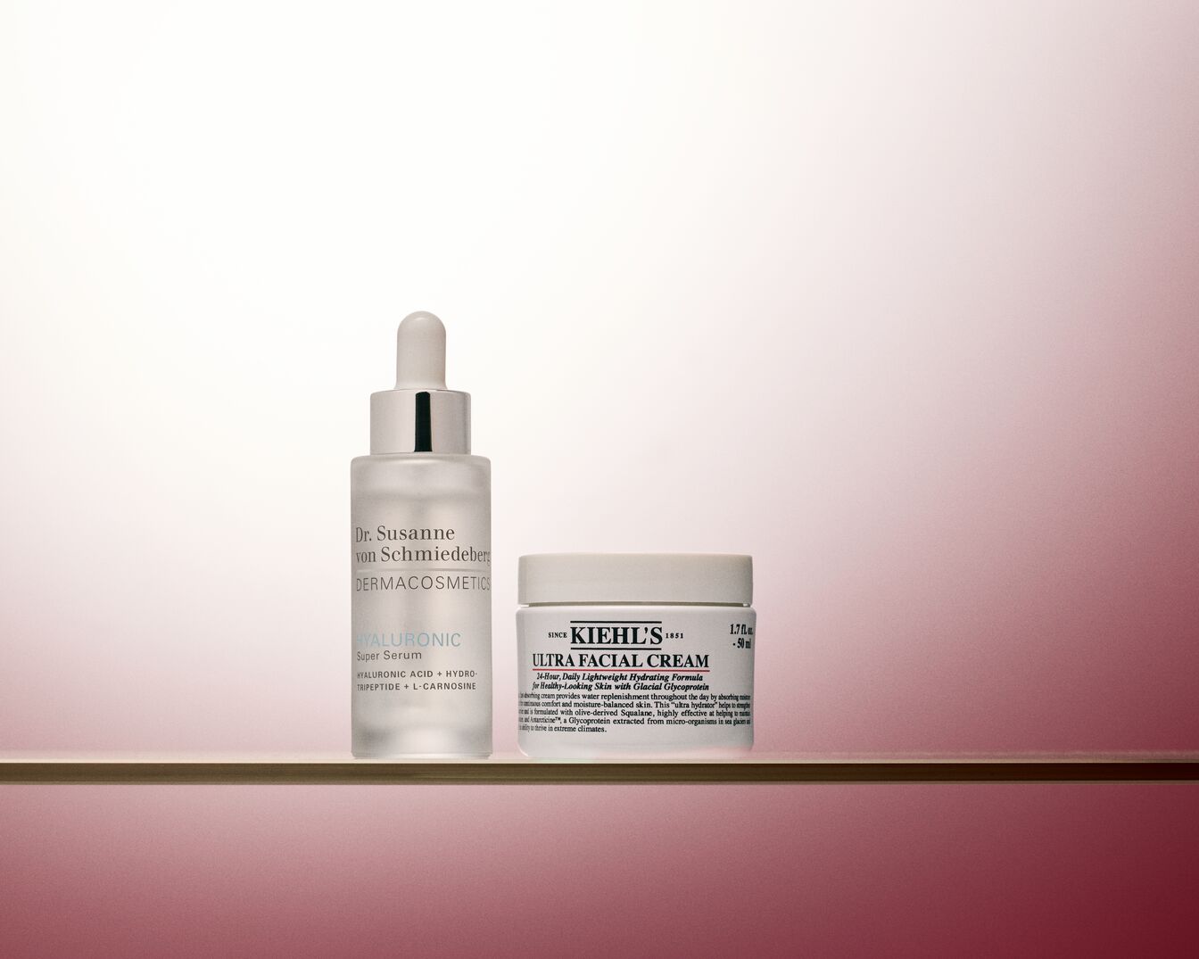 Dr. Susanne von Schmiedeberg DERMACOSMETICS Hyaluronic Super Serum mit Hyaluronsäure, Hydro-Tripeptid und L-Carnosin in einer durchsichtigen Glasflasche mit Pipette.