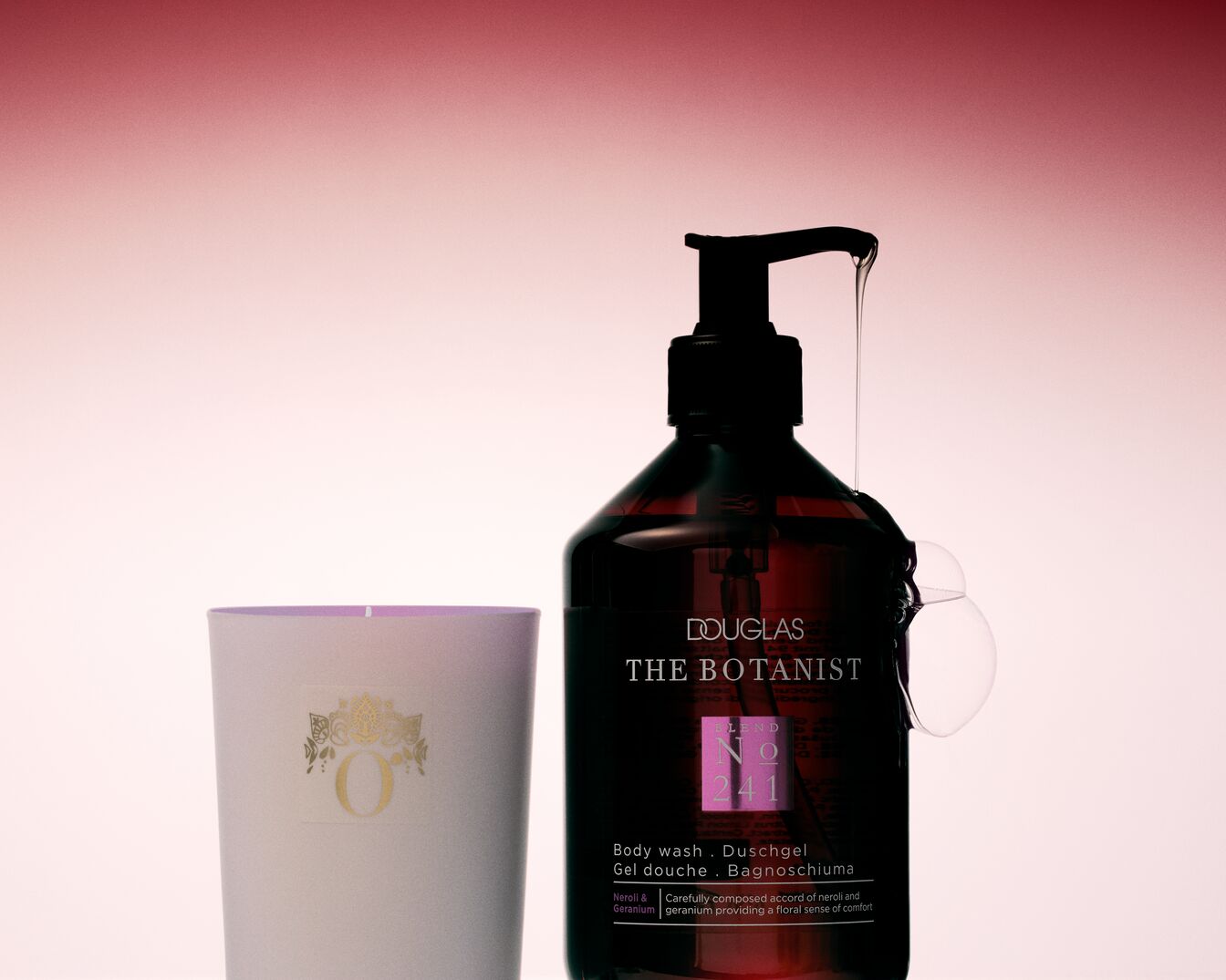 Eine Nahaufnahme einer Douglas The Botanist Duschgelflasche mit einer Duftkerze, die ein Gefühl von Luxus und Entspannung für Ihr Badezimmer vermittelt.